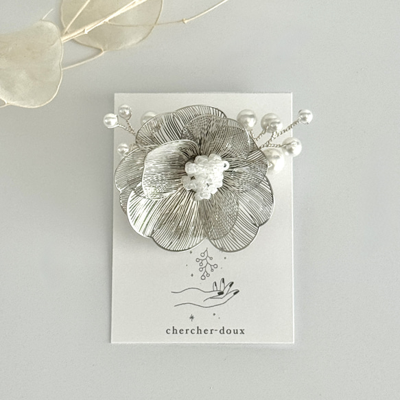 金屬花朵珍珠胸針/腕花 - 銀色 | 儀式 | 入場儀式 | 畢業典禮 | 婚禮 | 優雅 | 正式 第1張的照片