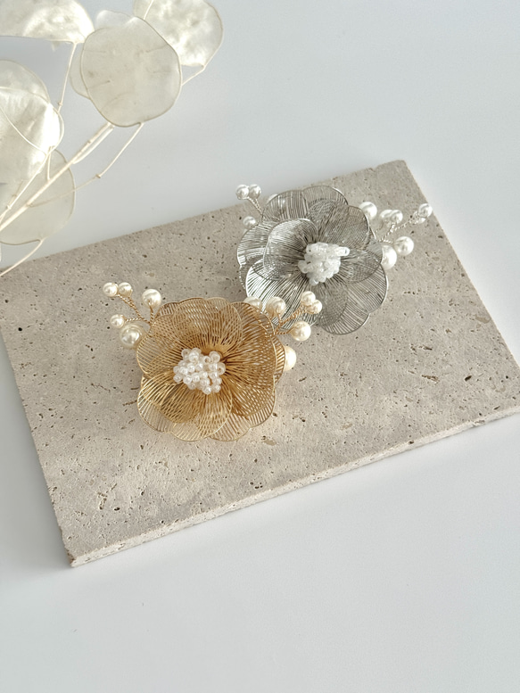 金屬花朵珍珠胸針/腕花 - 銀色 | 儀式 | 入場儀式 | 畢業典禮 | 婚禮 | 優雅 | 正式 第2張的照片