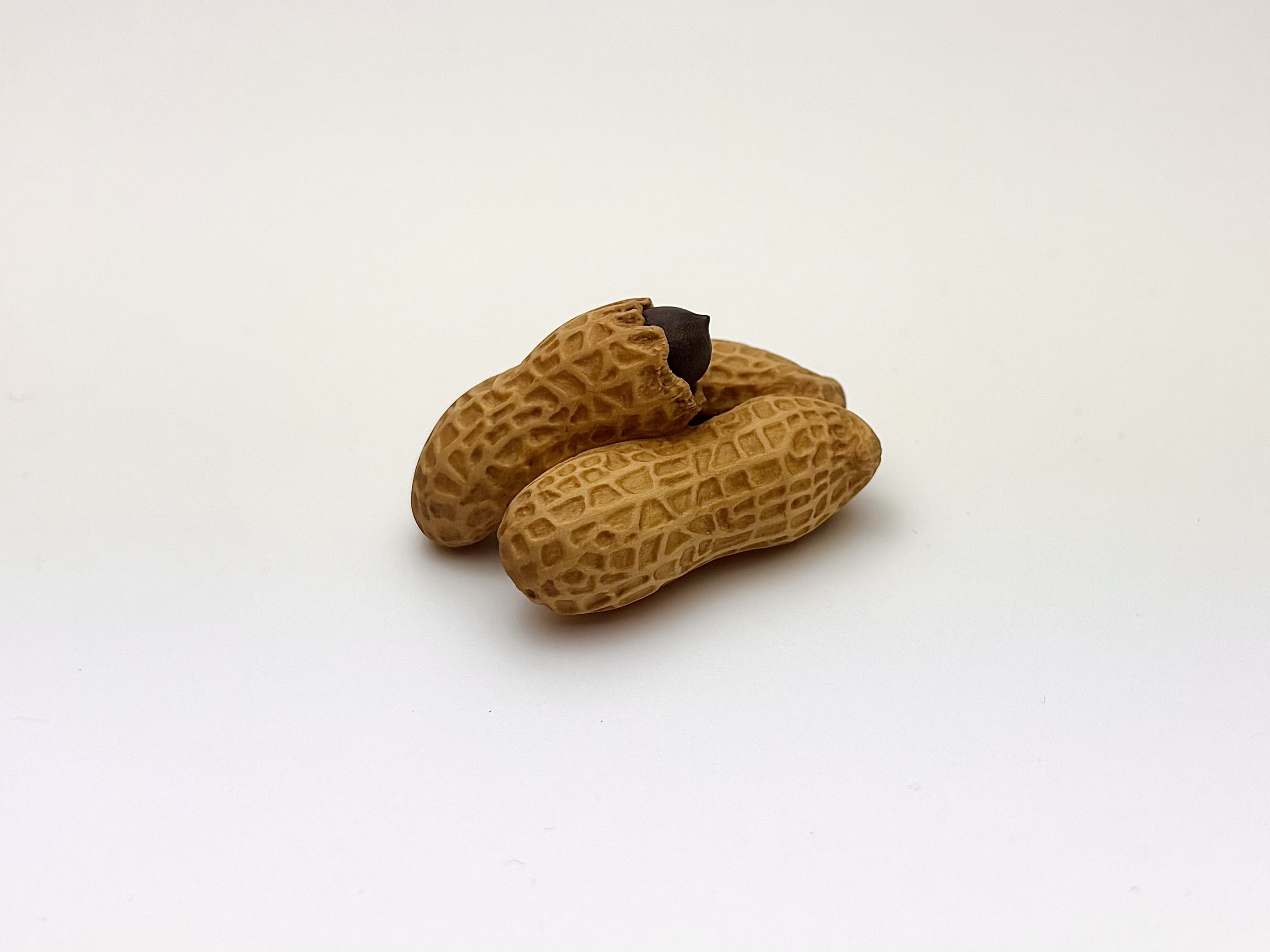 落花生の根付け　木彫　根付け　和小物　和雑貨　和風