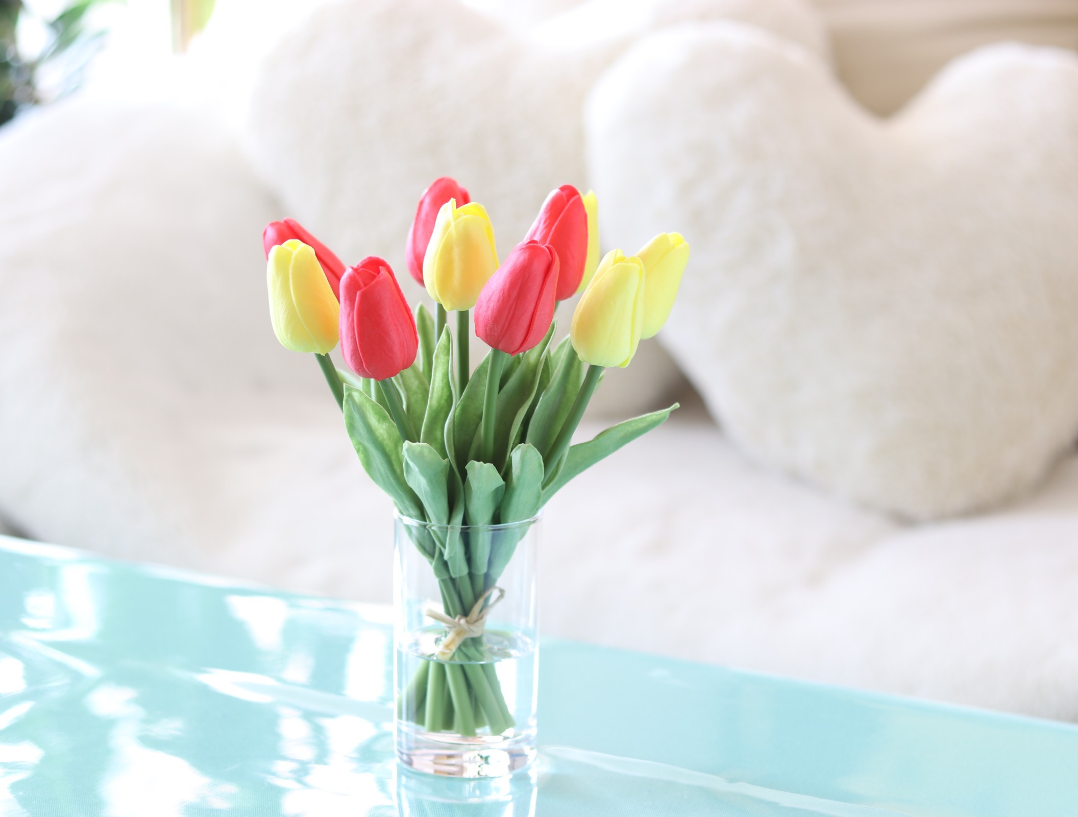 枯れないこぼれない　チューリップのウォーターアレンジ　ポップカラー