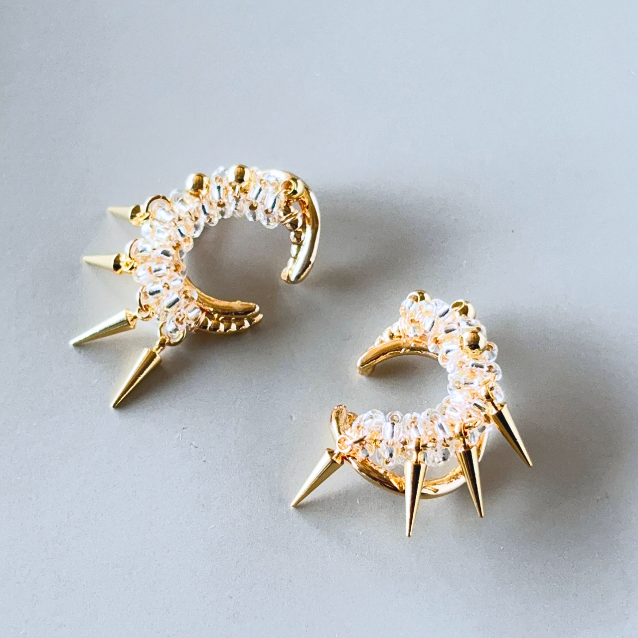 【金属アレルギー対応】トゲトゲ 2連イヤーカフ（クリア）｜ガラスビーズ スパイクデザイン 個性的　片耳