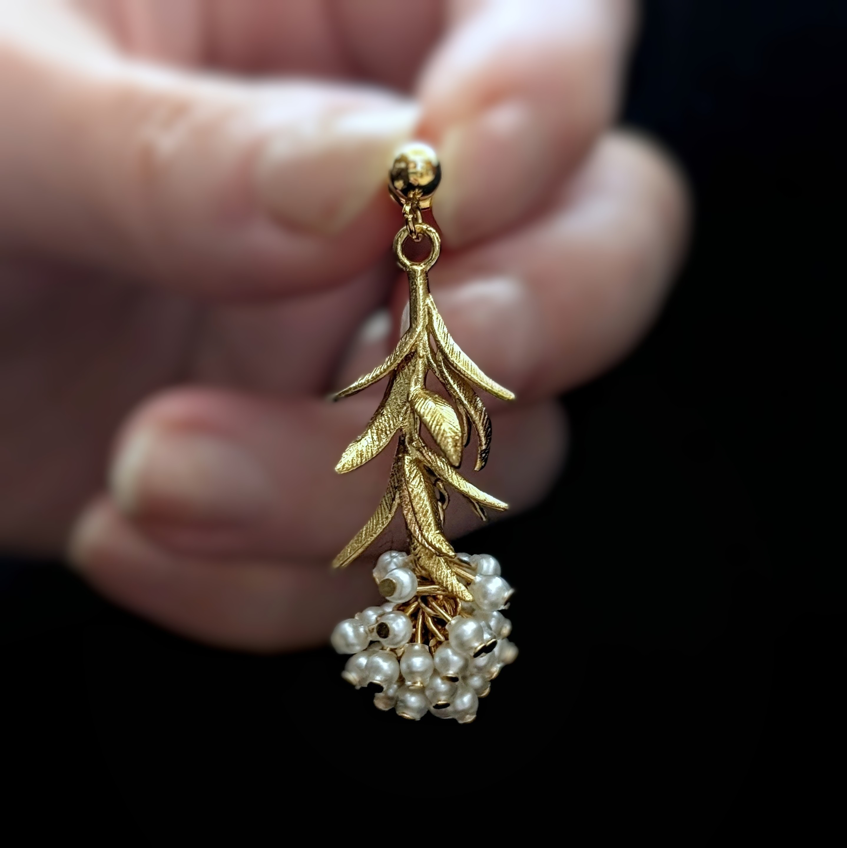 Bourgeon｜白い蕾のまだ眠る静けさを宿した小さな標本のヴィンテージピアス