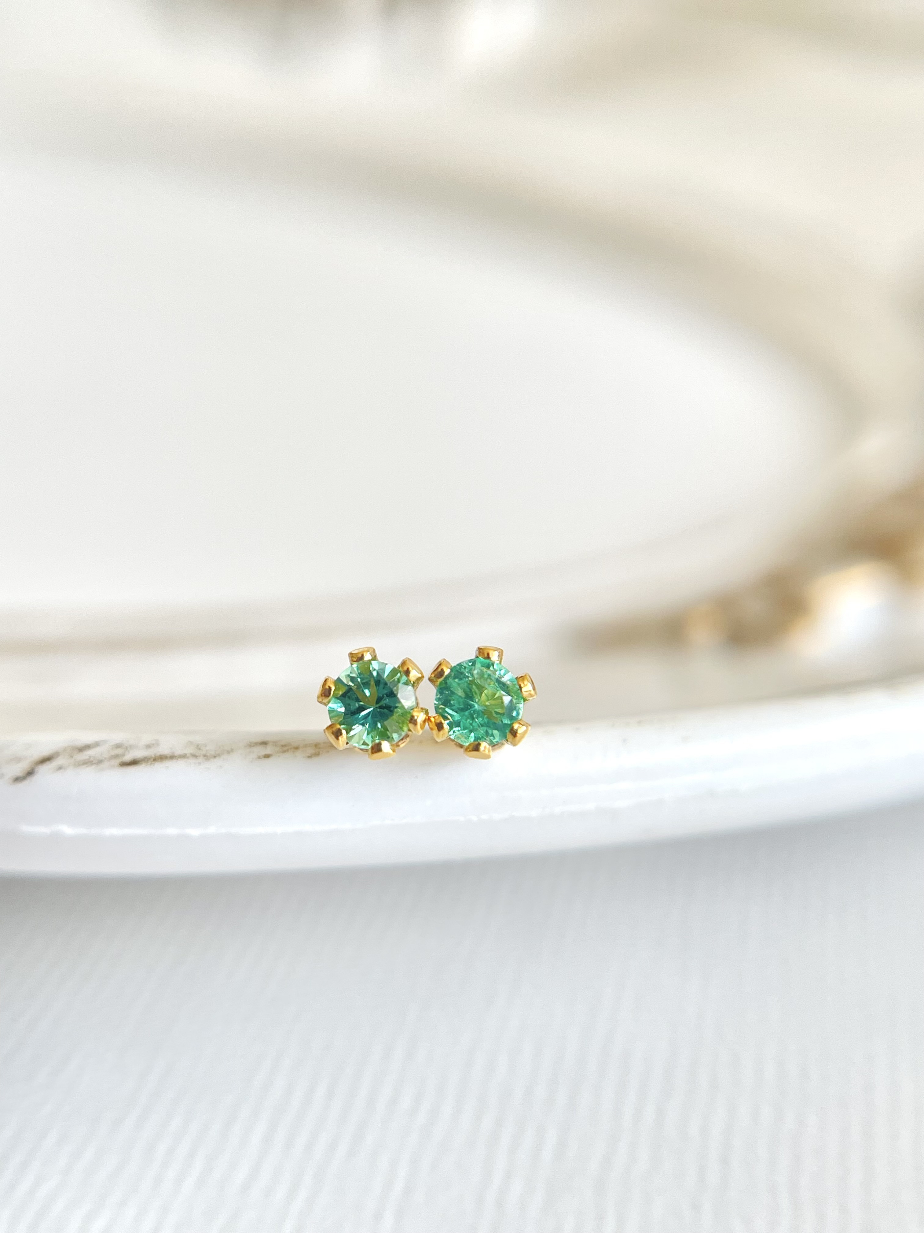 5月誕生石 極小エメラルド スタッドピアス 14kgf スキンジュエリー　着けっぱなし  送料無料