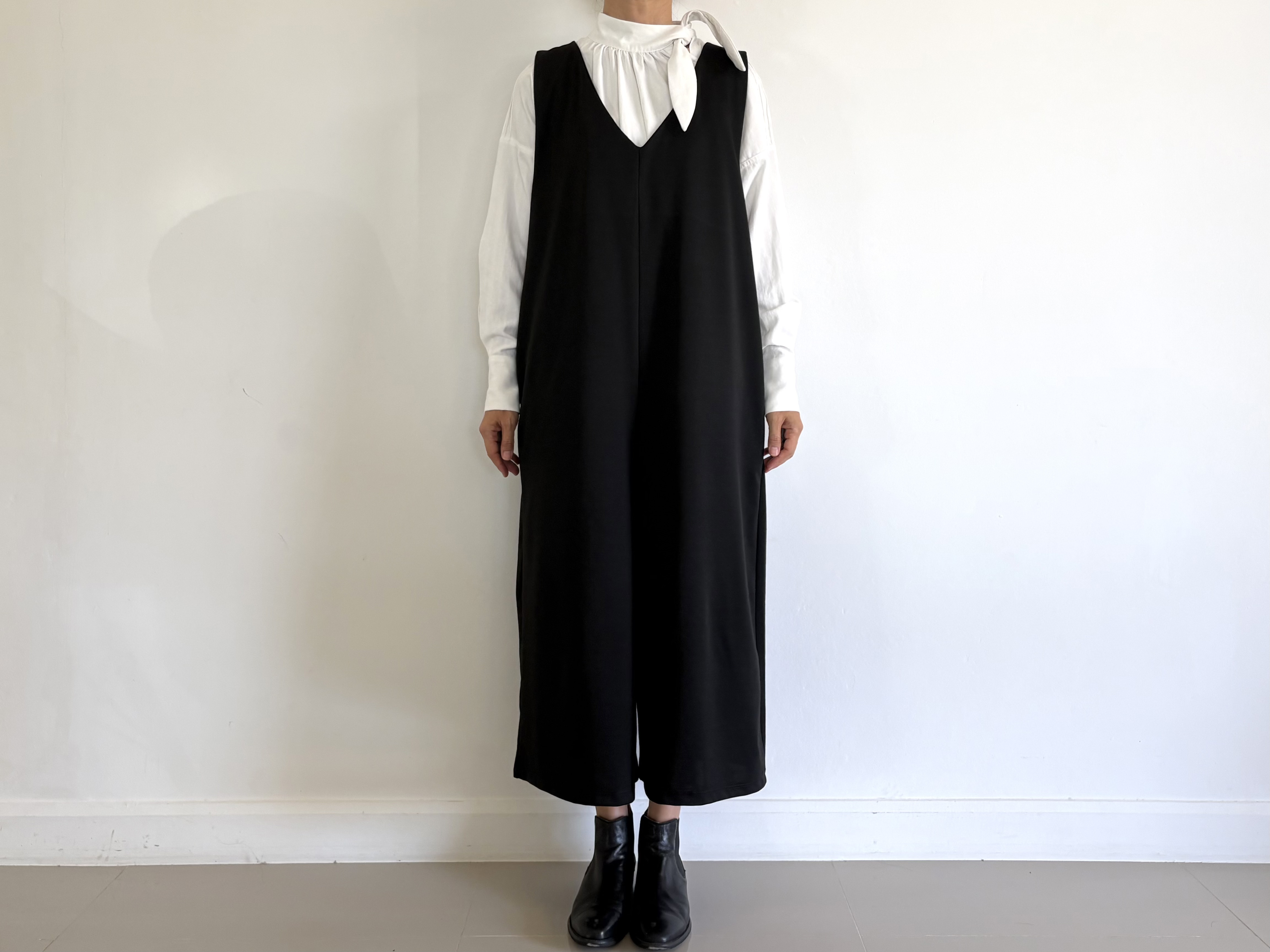 大人の日常に寄り添う　ゆったり Vネックサロペットオールインワン　黒