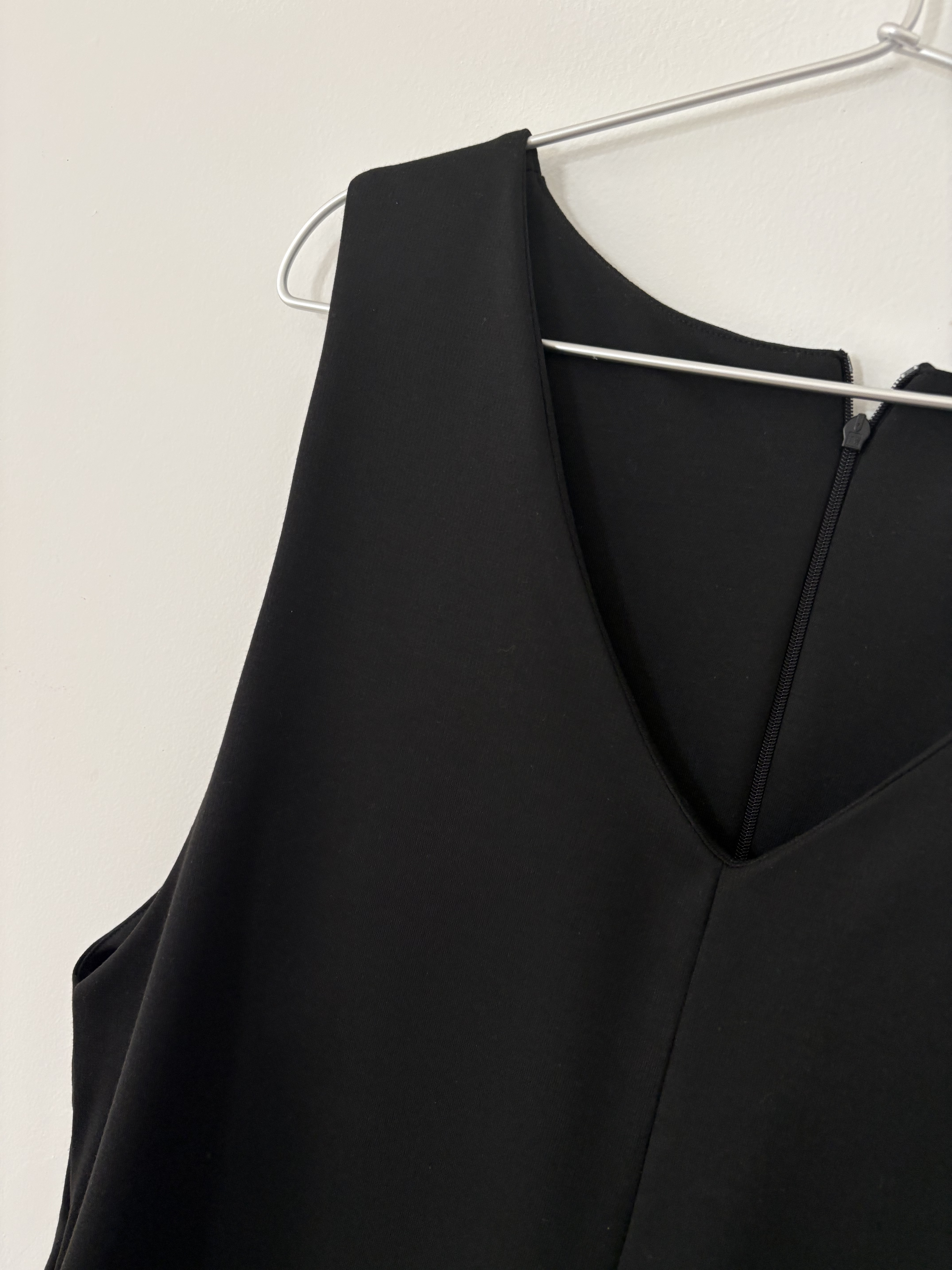 大人の日常に寄り添う　ゆったり Vネックサロペットオールインワン　黒