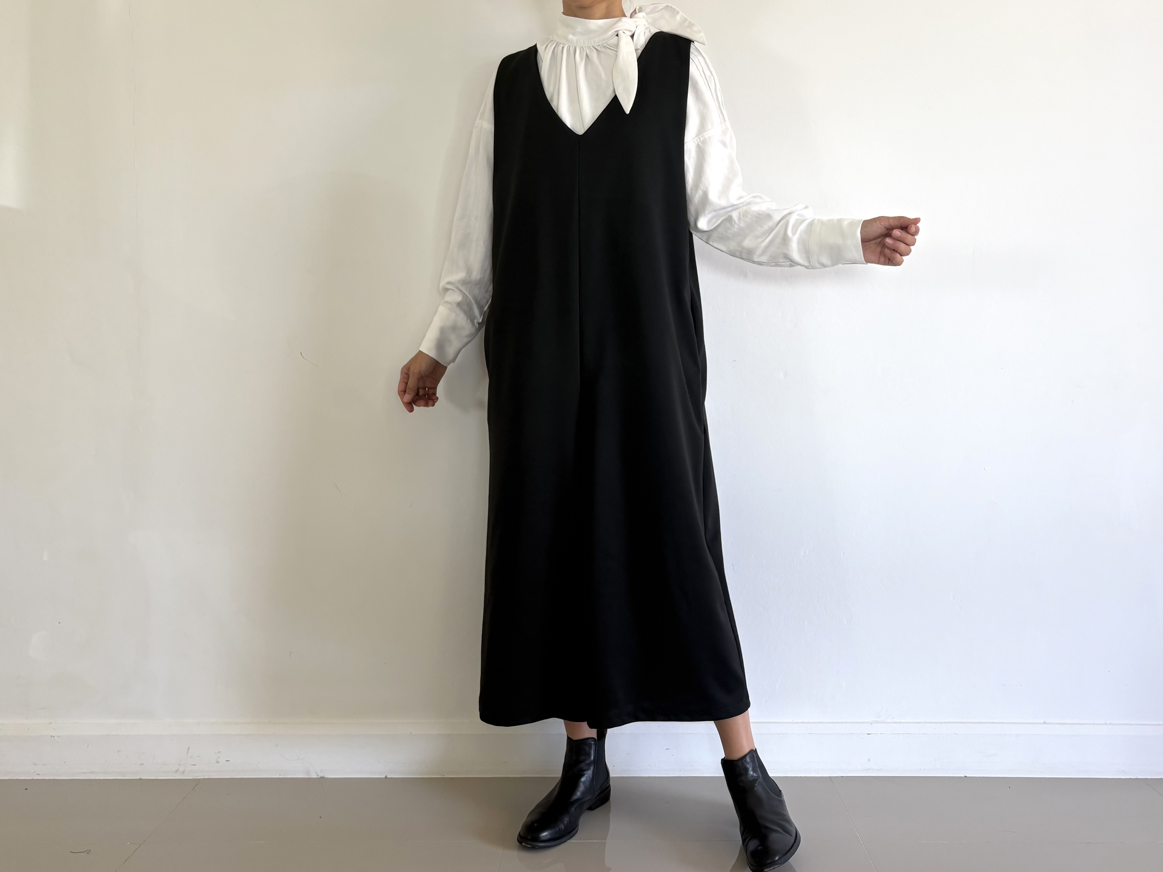 大人の日常に寄り添う　ゆったり Vネックサロペットオールインワン　黒