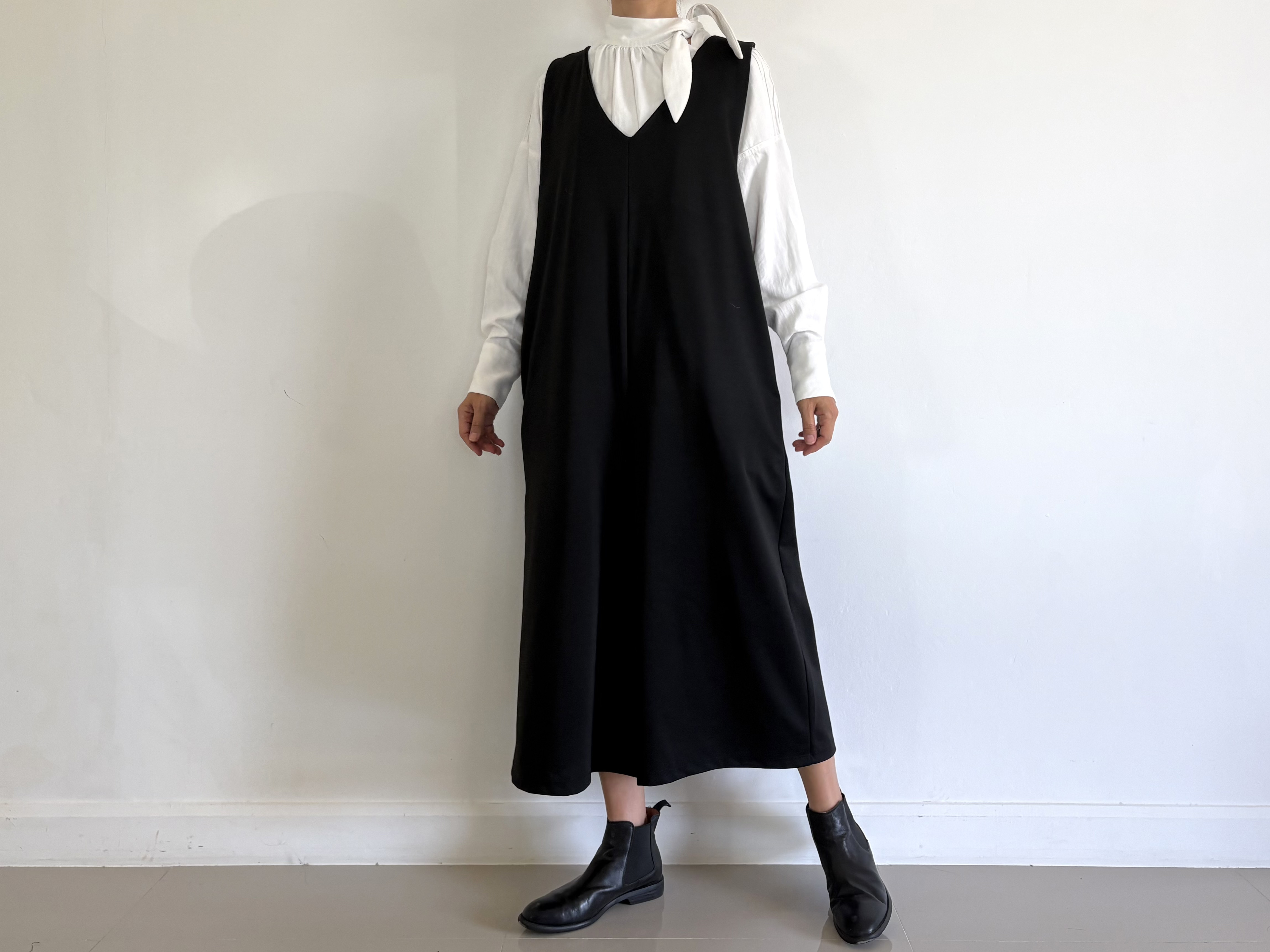 大人の日常に寄り添う　ゆったり Vネックサロペットオールインワン　黒