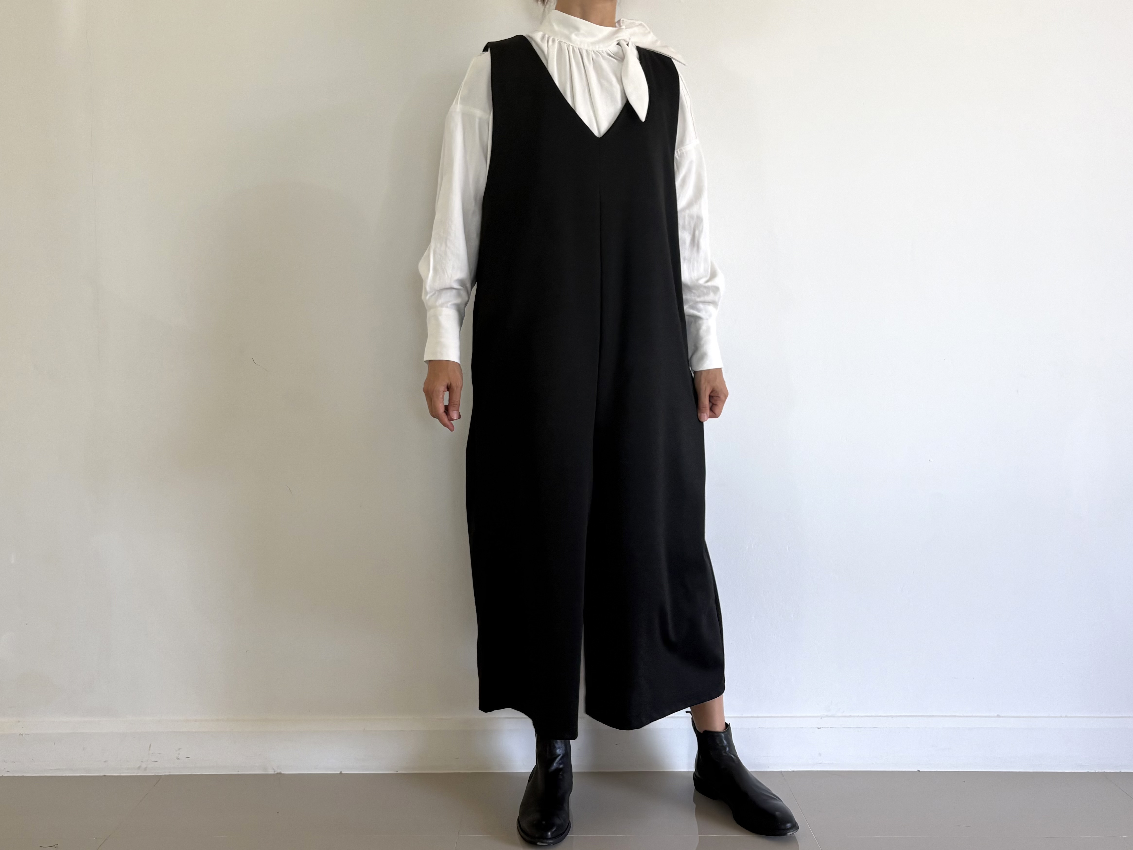 大人の日常に寄り添う　ゆったり Vネックサロペットオールインワン　黒