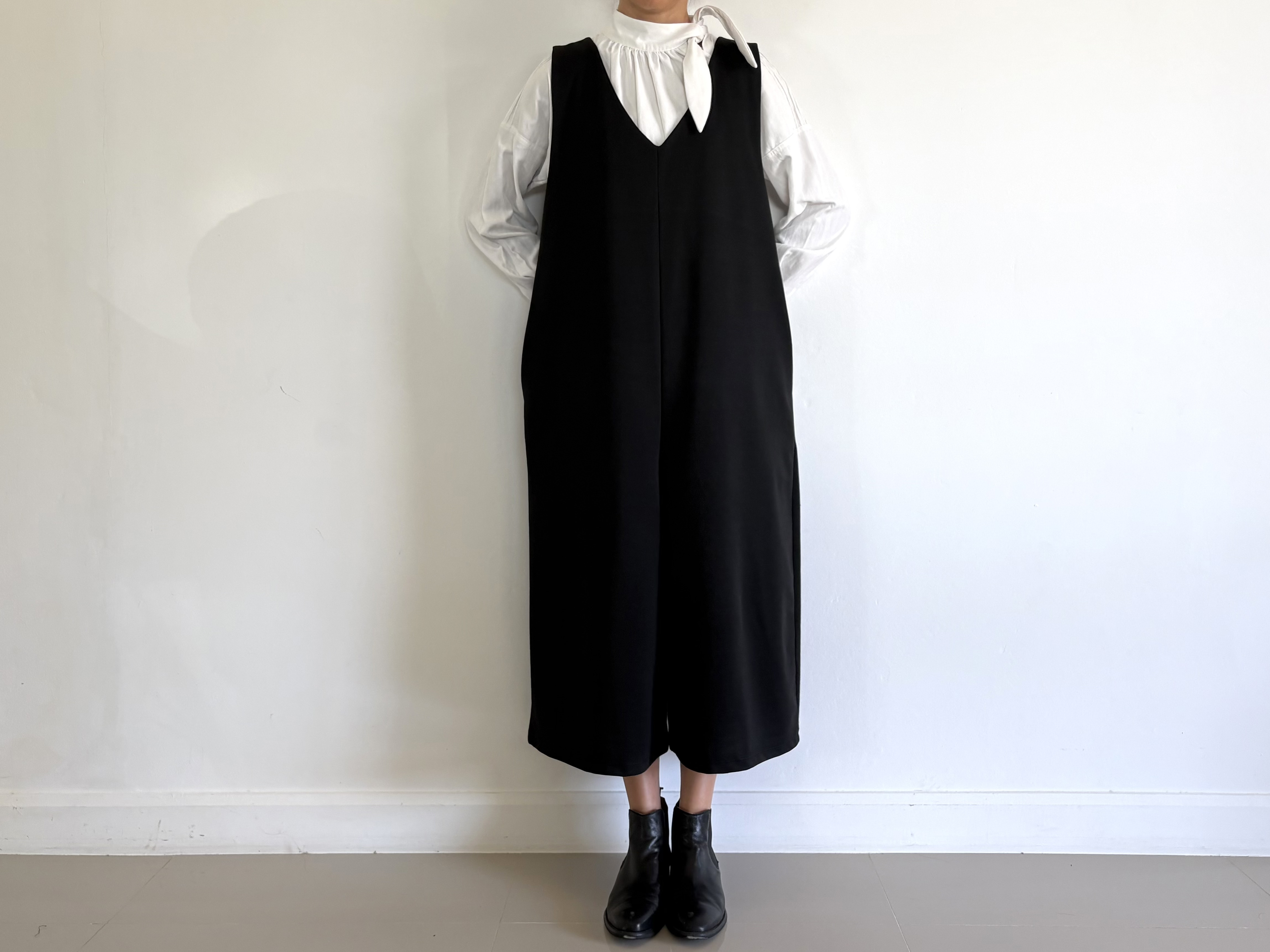 大人の日常に寄り添う　ゆったり Vネックサロペットオールインワン　黒