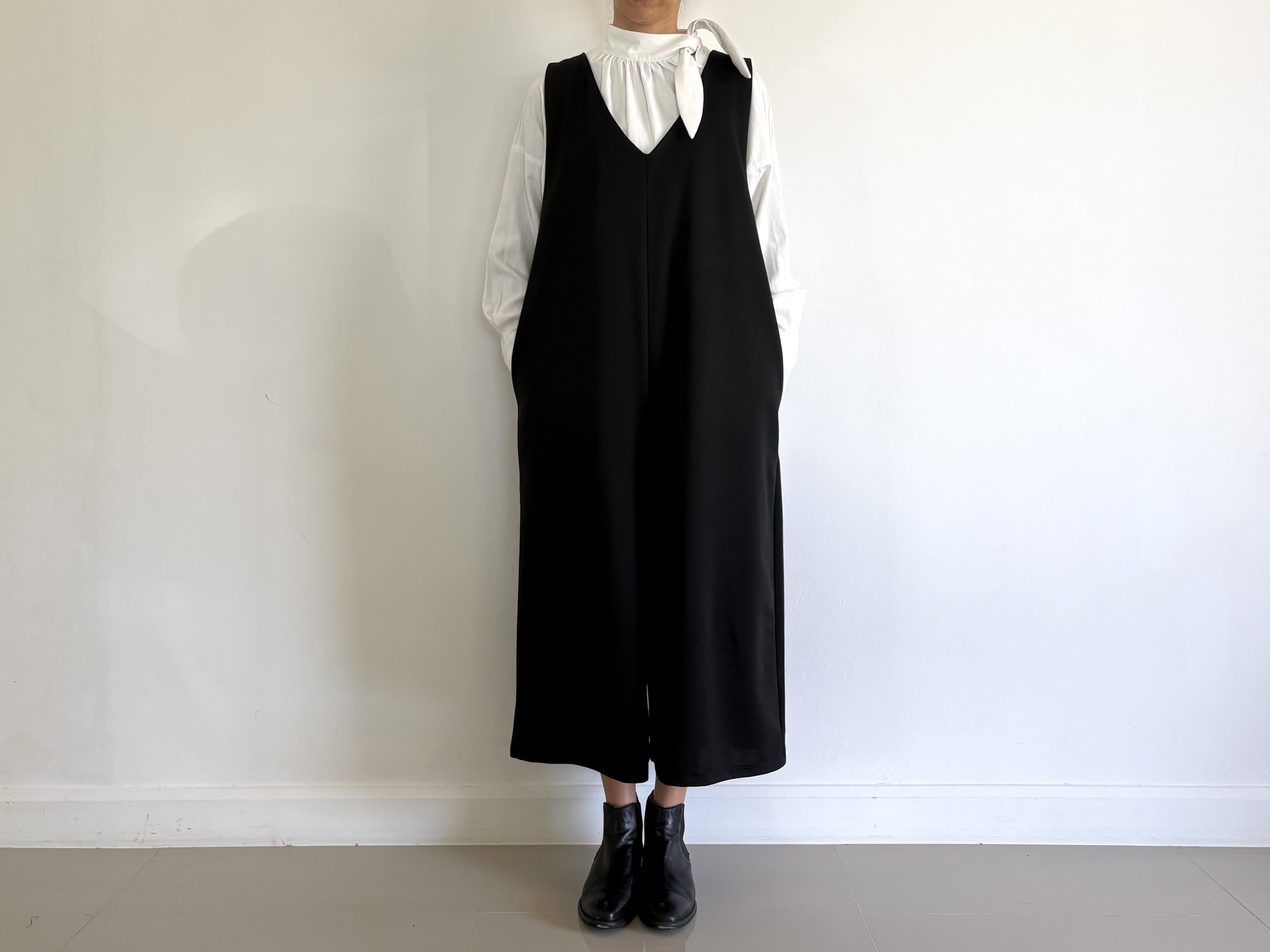 大人の日常に寄り添う　ゆったり Vネックサロペットオールインワン　黒