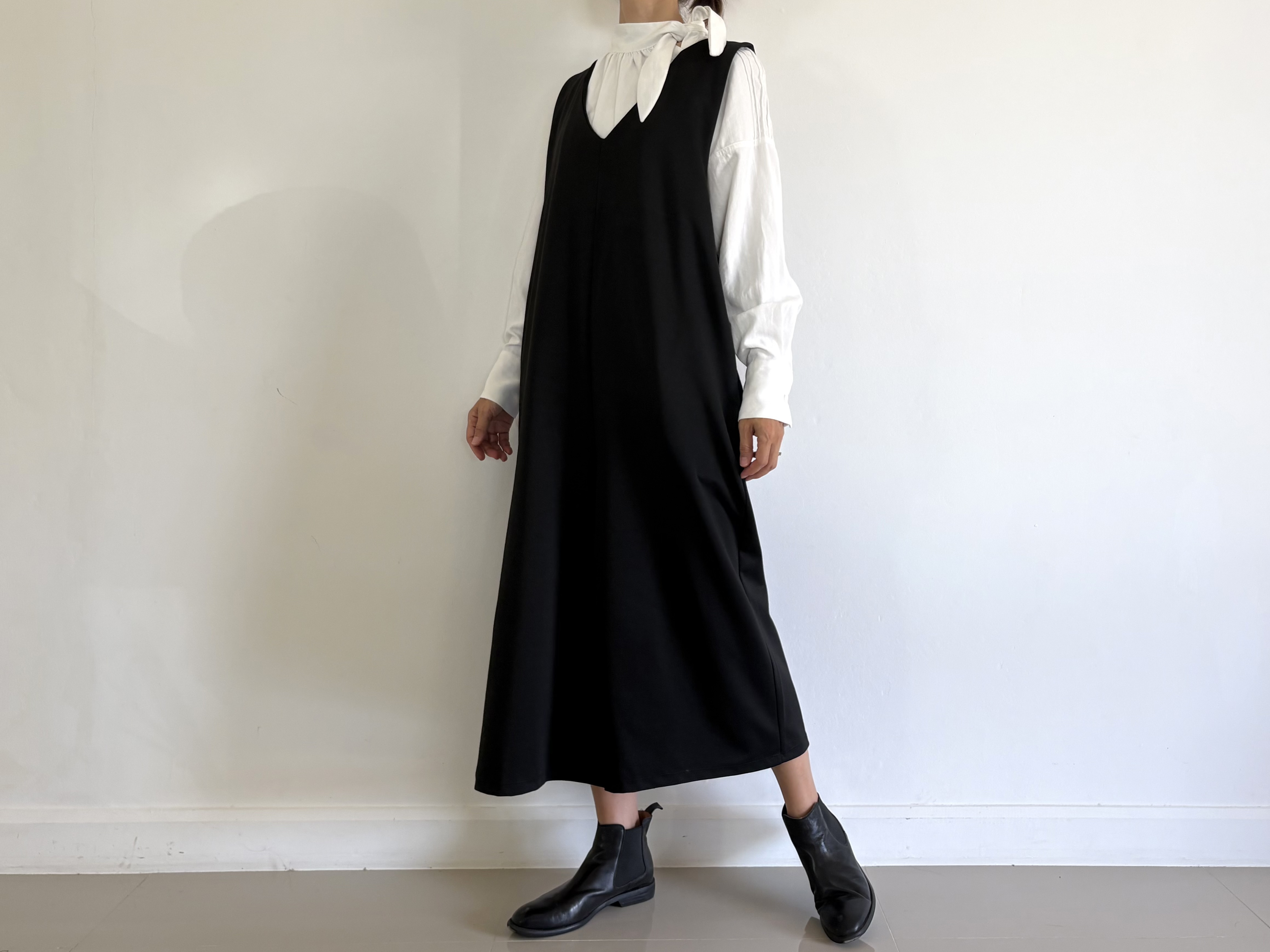 大人の日常に寄り添う　ゆったり Vネックサロペットオールインワン　黒