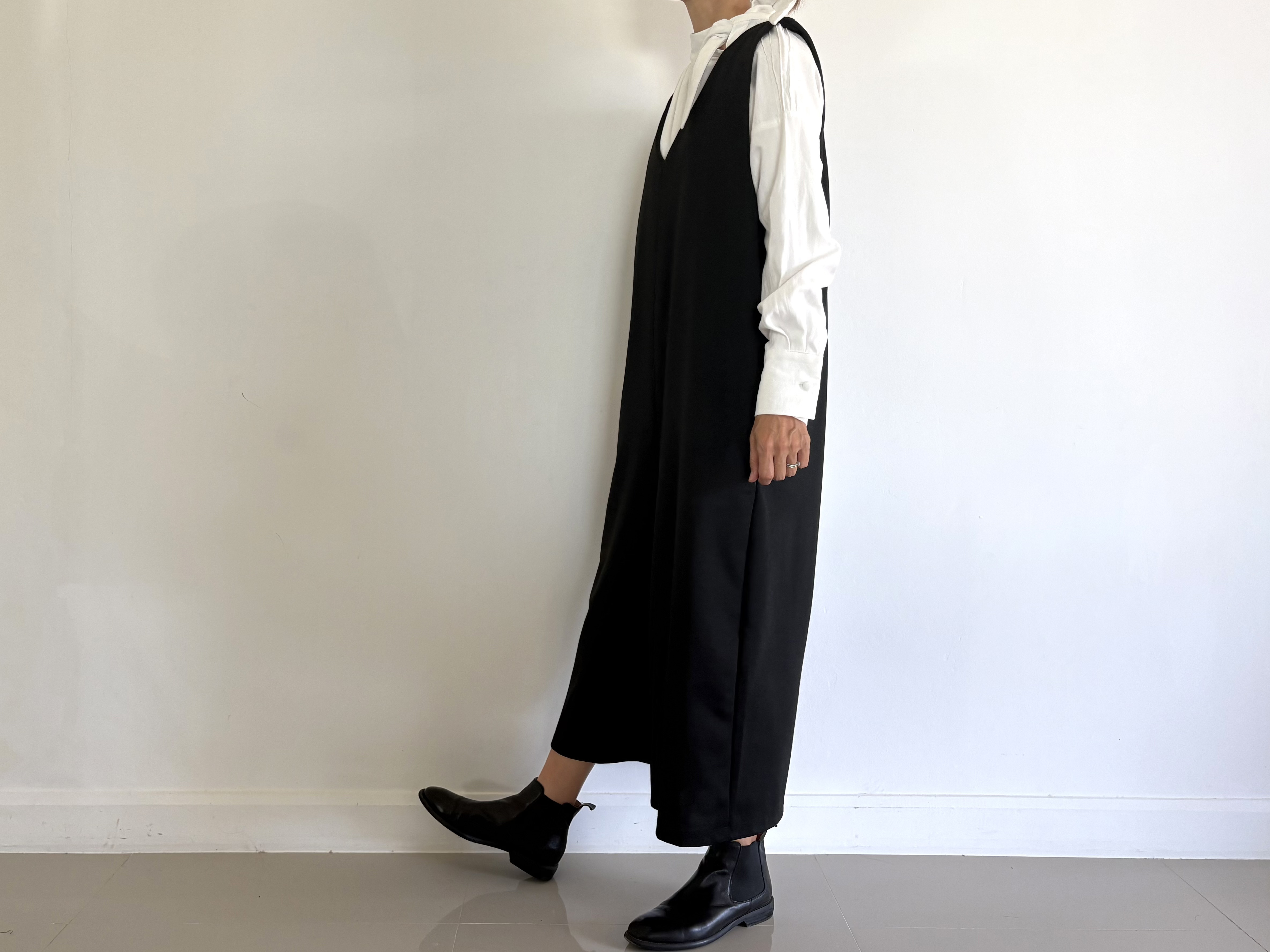 大人の日常に寄り添う　ゆったり Vネックサロペットオールインワン　黒