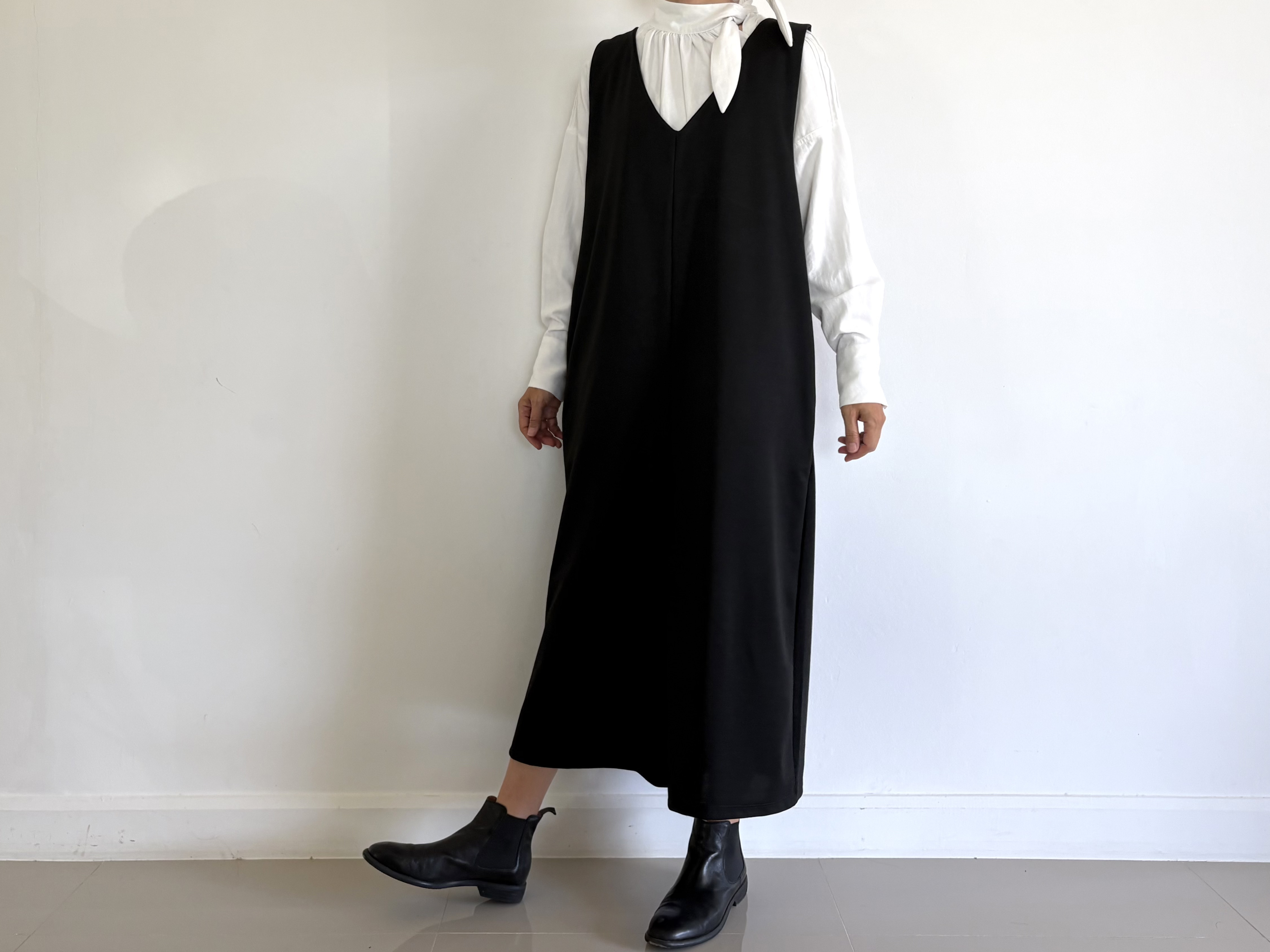 大人の日常に寄り添う　ゆったり Vネックサロペットオールインワン　黒