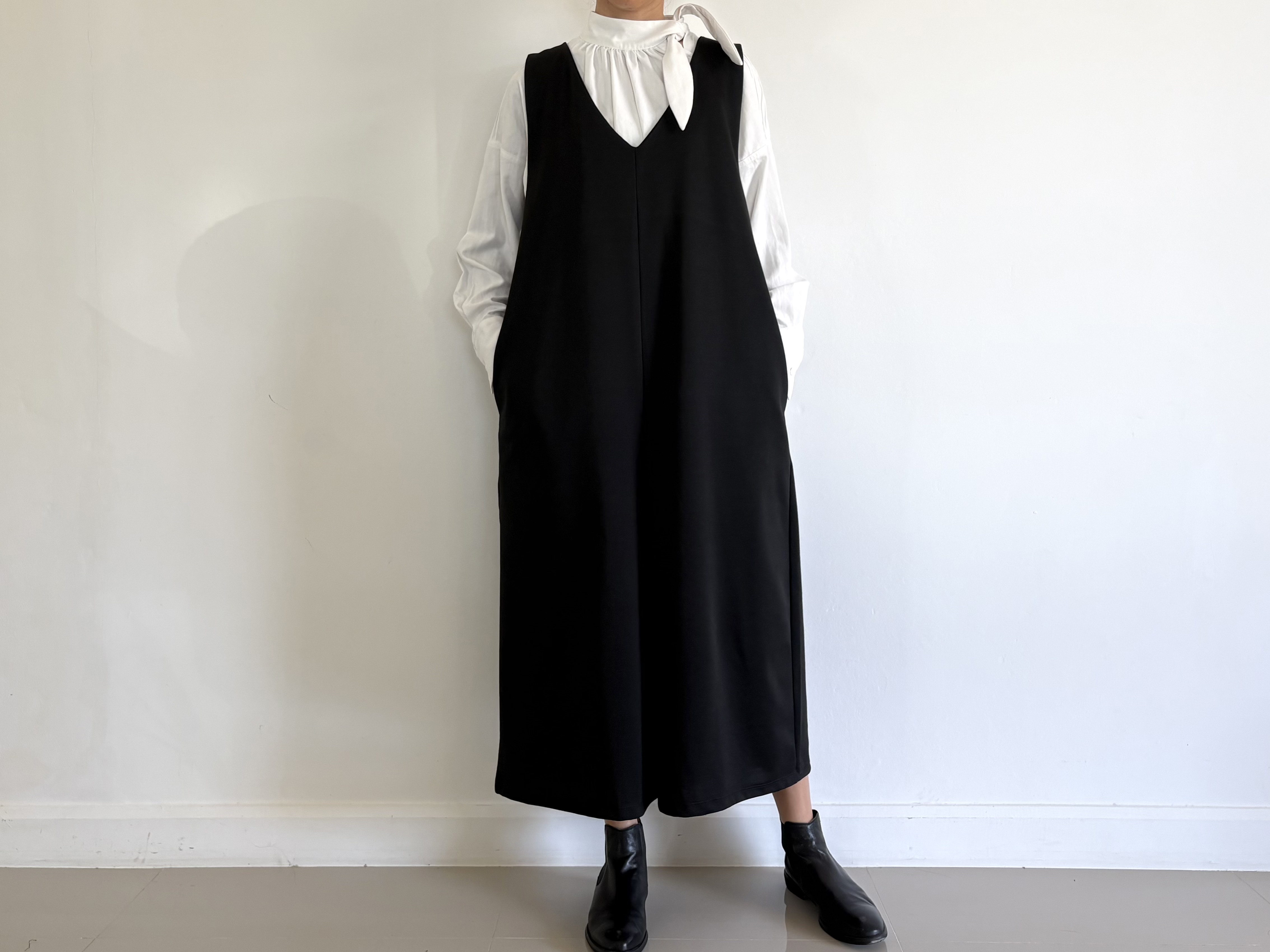 大人の日常に寄り添う　ゆったり Vネックサロペットオールインワン　黒