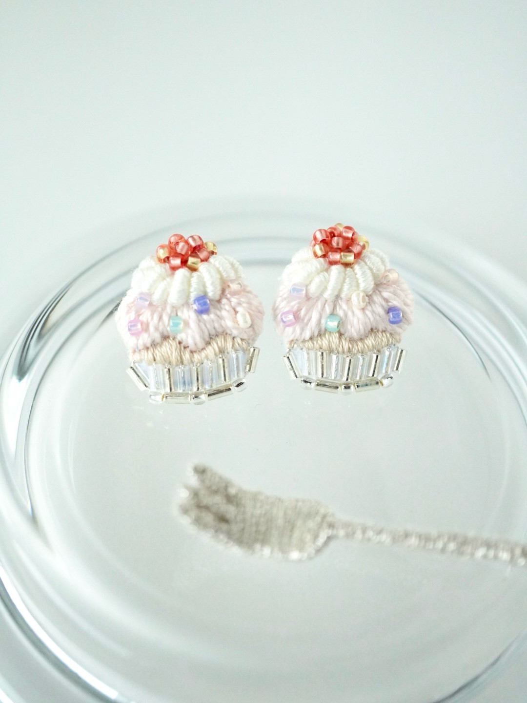 【ご褒美スイーツ】いちごのカラフルカップケーキ刺繍ピアス