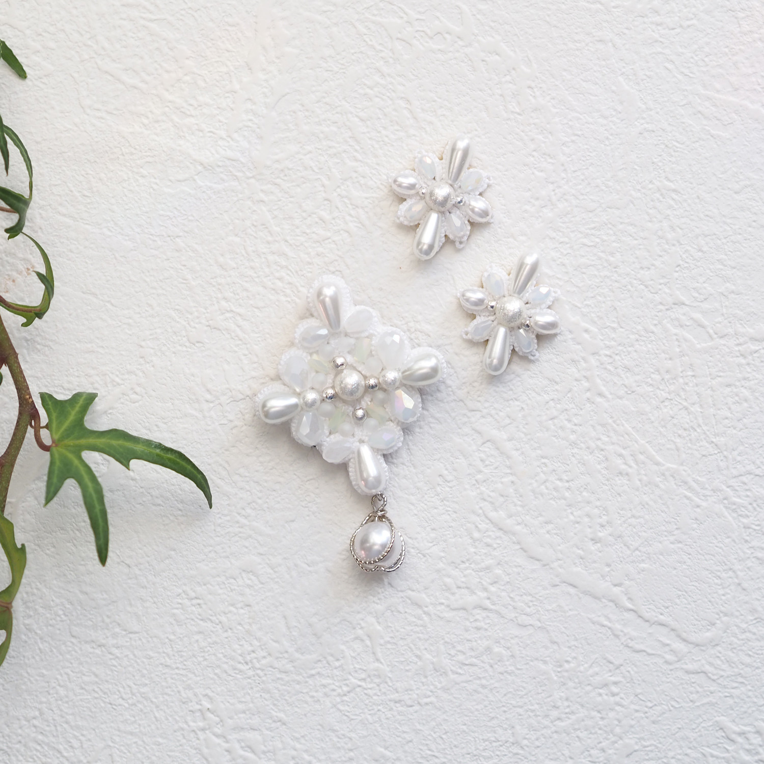 パールとビーズ刺繍のブローチ＆ピアス（イヤリング変更可）セット － 卒業式・入学式・結婚式に －