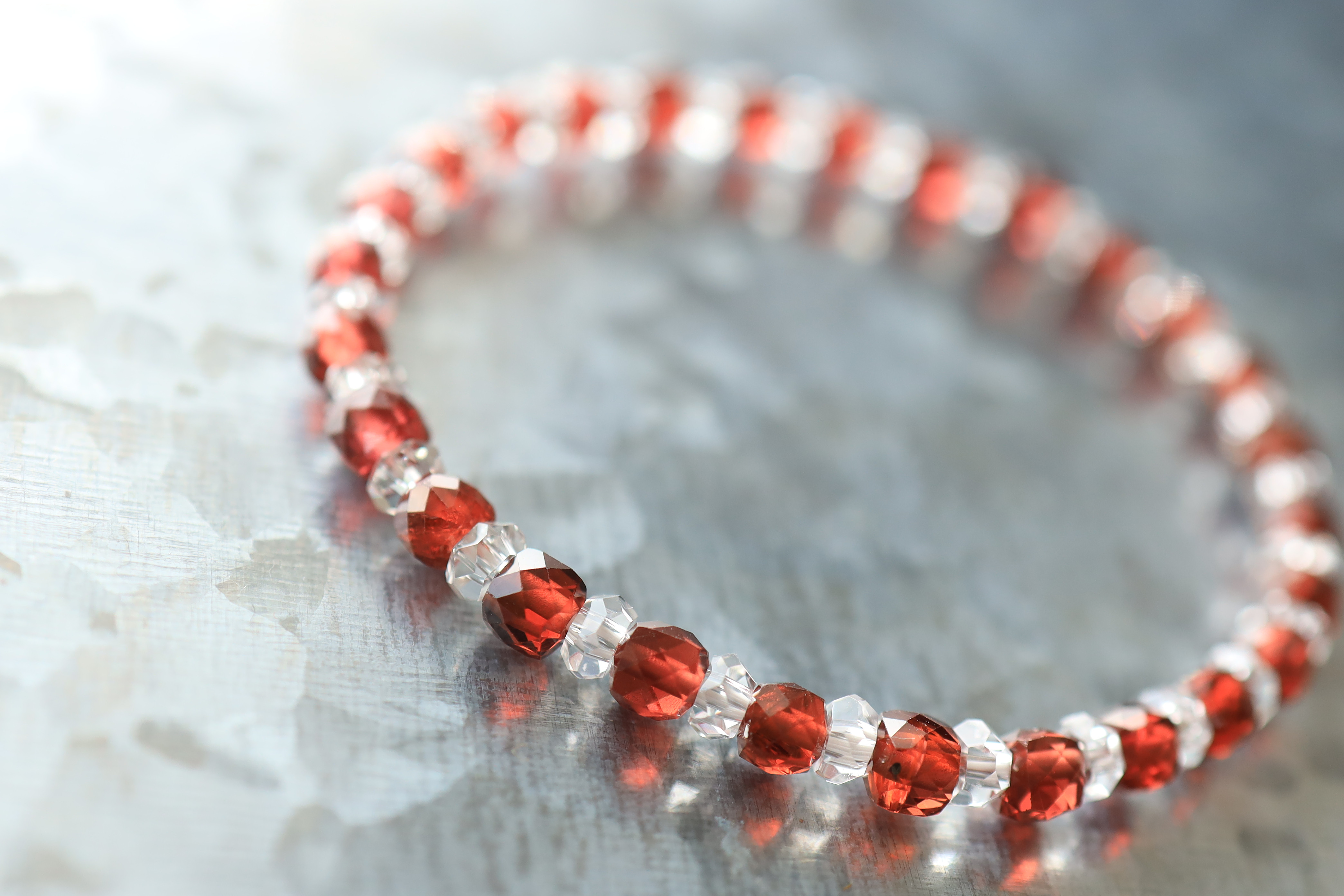 …☆プレミアムブレス☆キラキラ：キューブラウンドカット：モザンビーク産：ガーネット：4×4ミリ＆水晶☆天然石☆…ⅱ