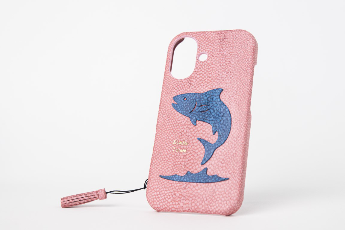 鹿児島県錦江町コラボ作品『跳ぶ！おさかなスマホカバー』iPhone17用