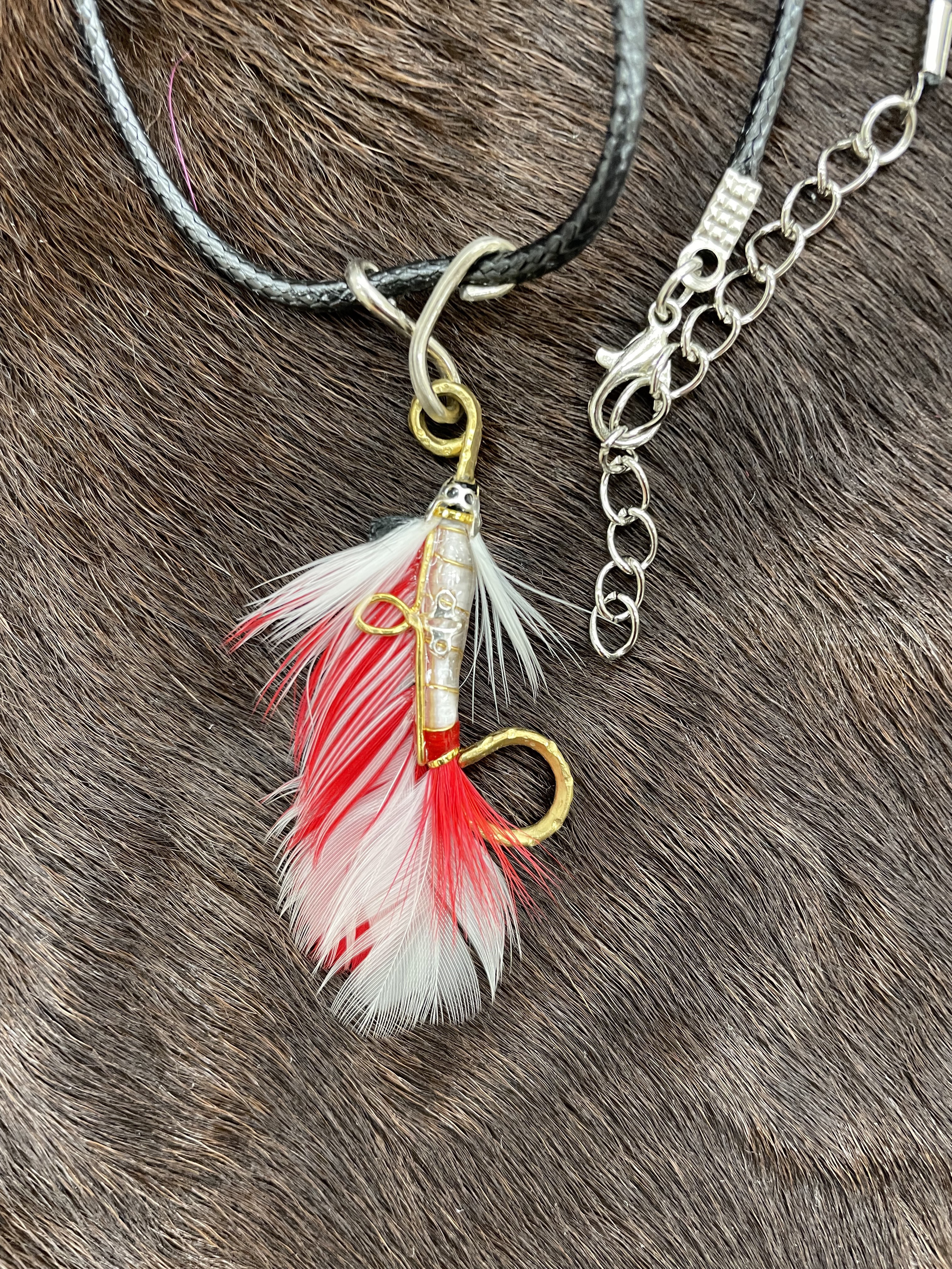 鳥の羽根ペンダント　「オッススカル」巫女