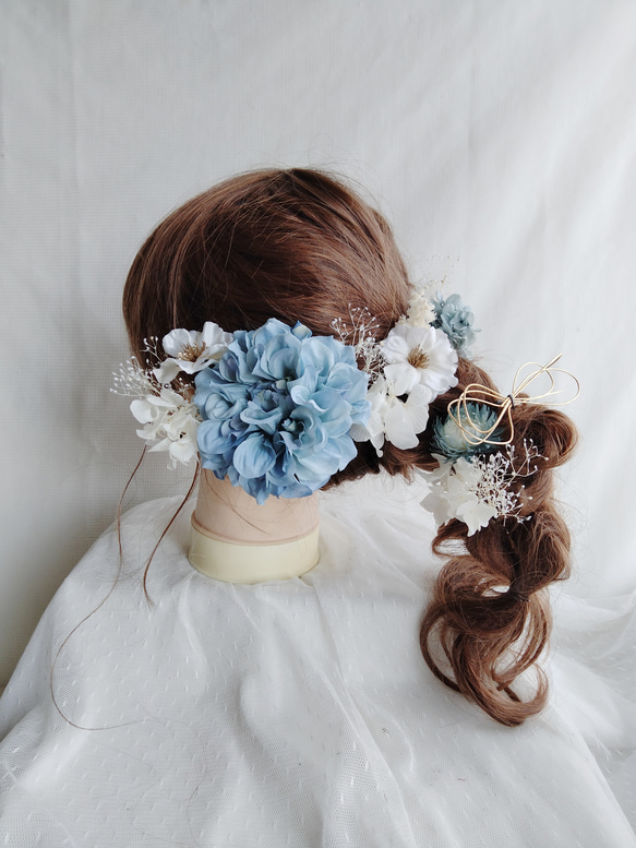 大きな花と小花の和洋兼用髪飾り　まとめ髪　シニヨンヘア　編みおろしヘアアレンジ　水引　くすみブルー　水色 1枚目の画像