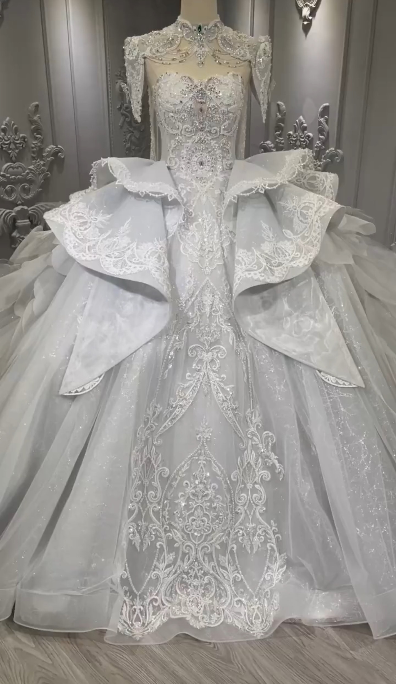 ブルーグレー　取り外し可能トップス　ショールケープ　上品優雅なウェディングドレス　ラッフルスカート　フリル魅惑のレース