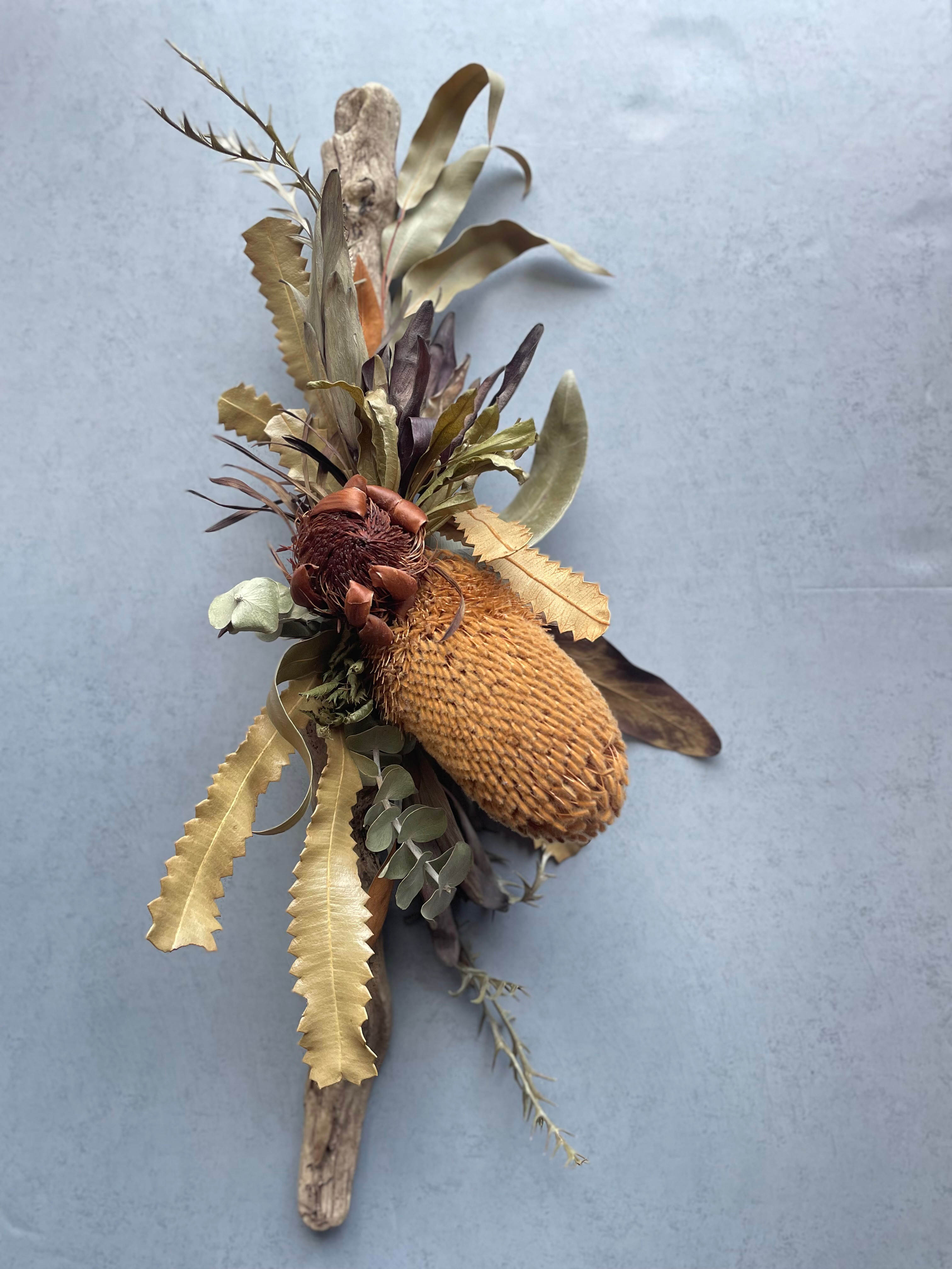 流木とバンクシアの大きな壁掛け3wayアレンジ　置いても　壁にかけても