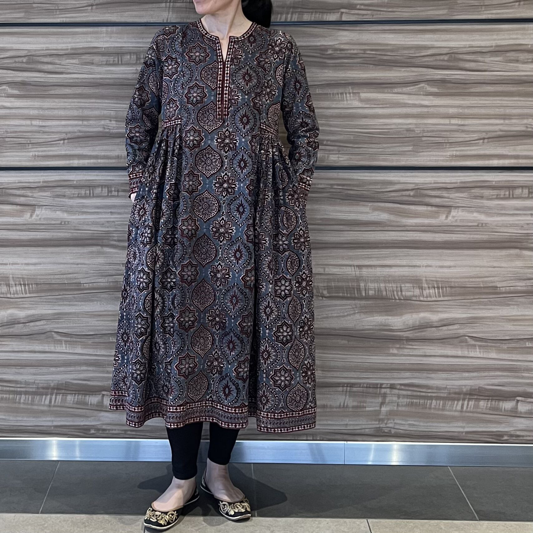 アジュラック染めサイドギャザーワンピース　インディゴ×ブラック