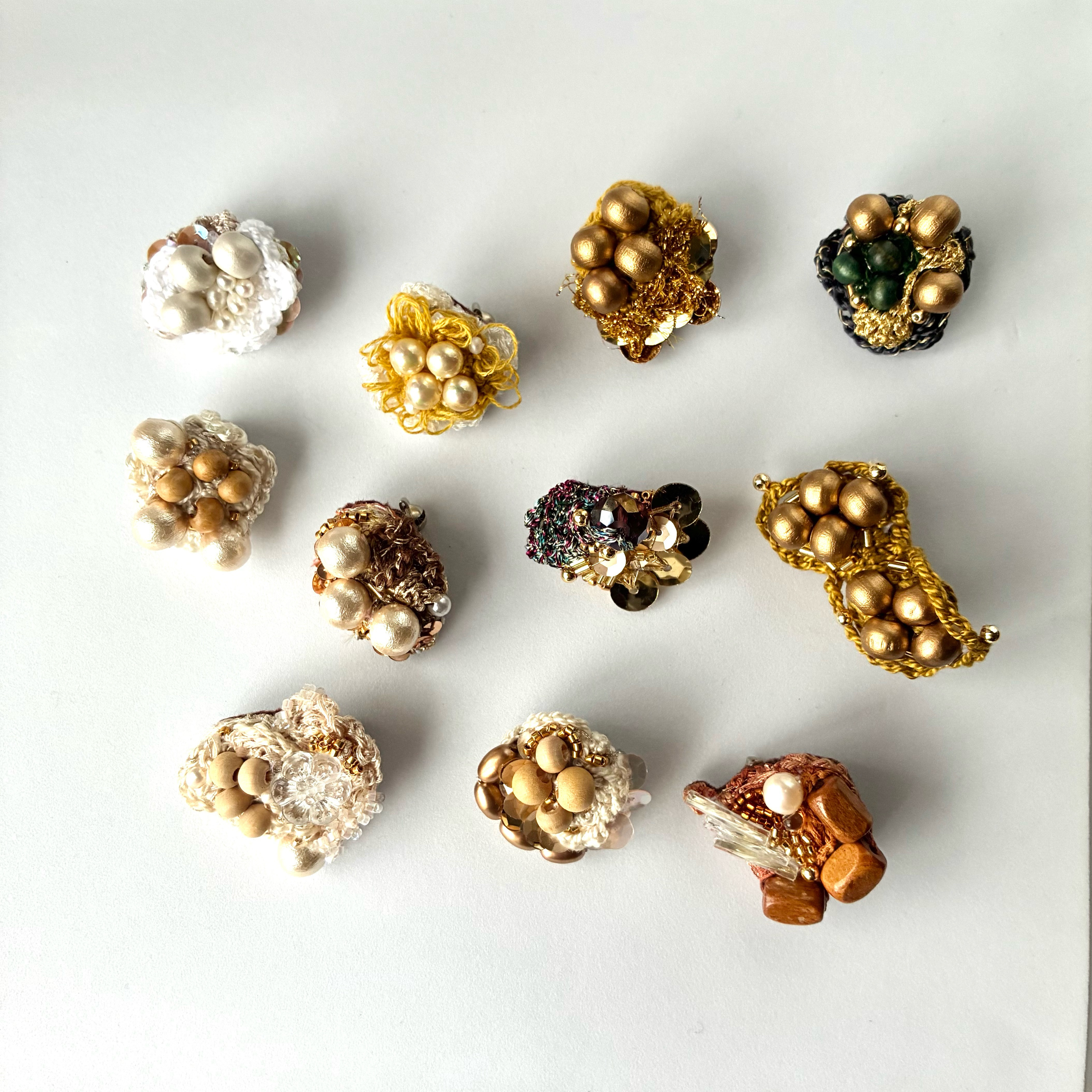 ちいさな物語をもつちいさなブローチたち　2点あなたのブローチを見つけてください