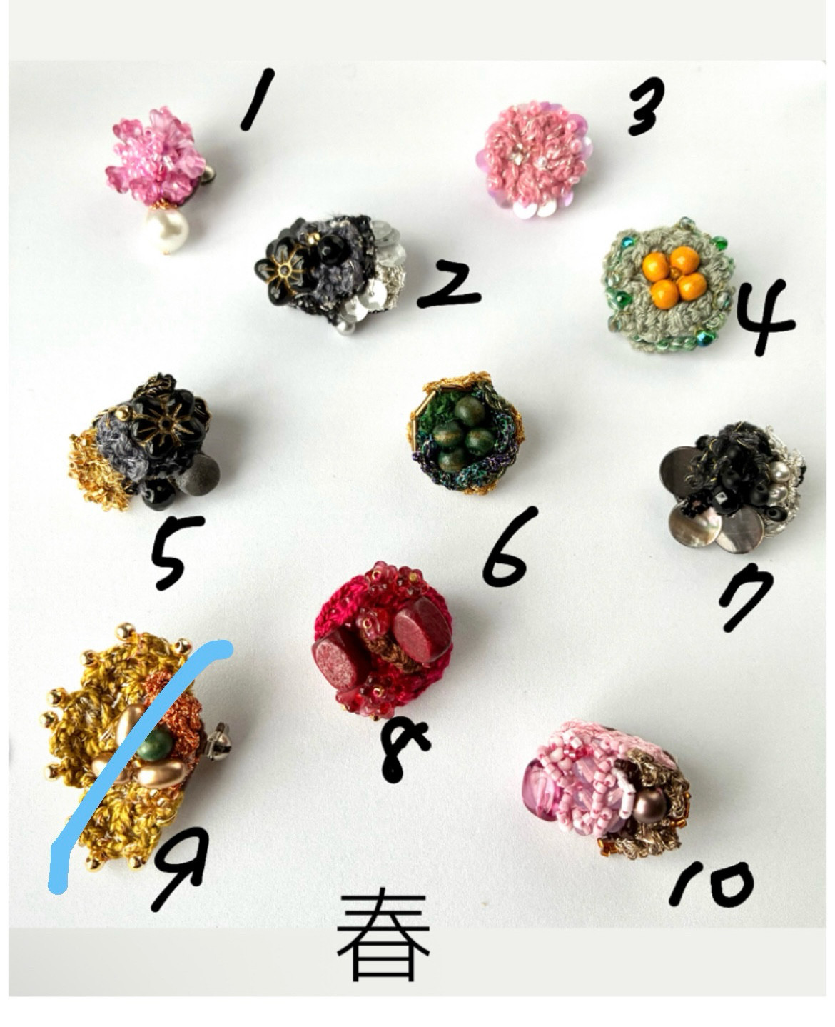 ちいさな物語をもつちいさなブローチたち　2点あなたのブローチを見つけてください