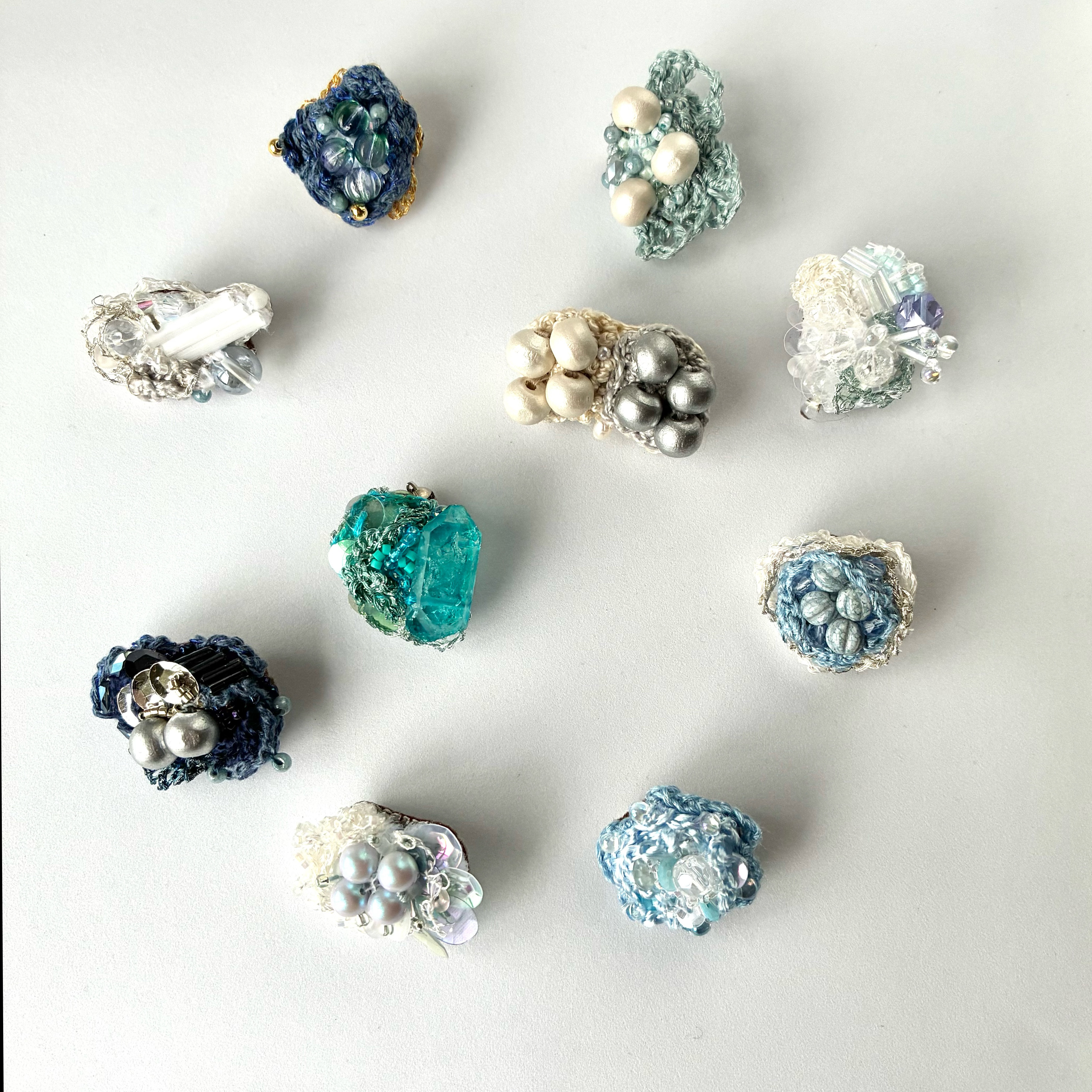 ちいさな物語をもつちいさなブローチたち　2点あなたのブローチを見つけてください