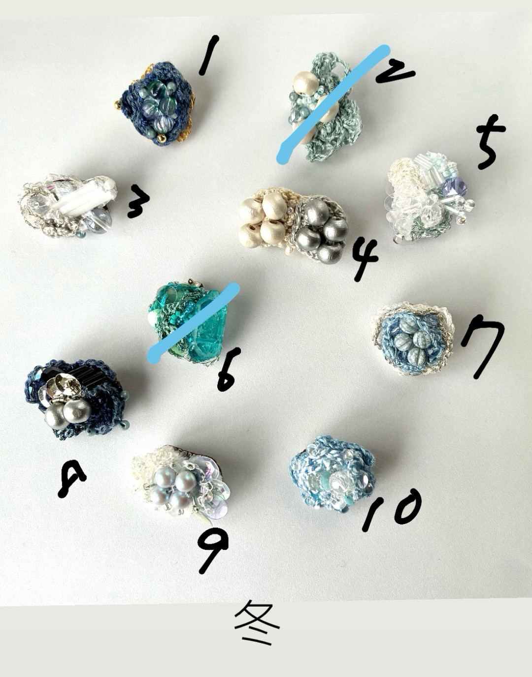 ちいさな物語をもつちいさなブローチたち　2点あなたのブローチを見つけてください