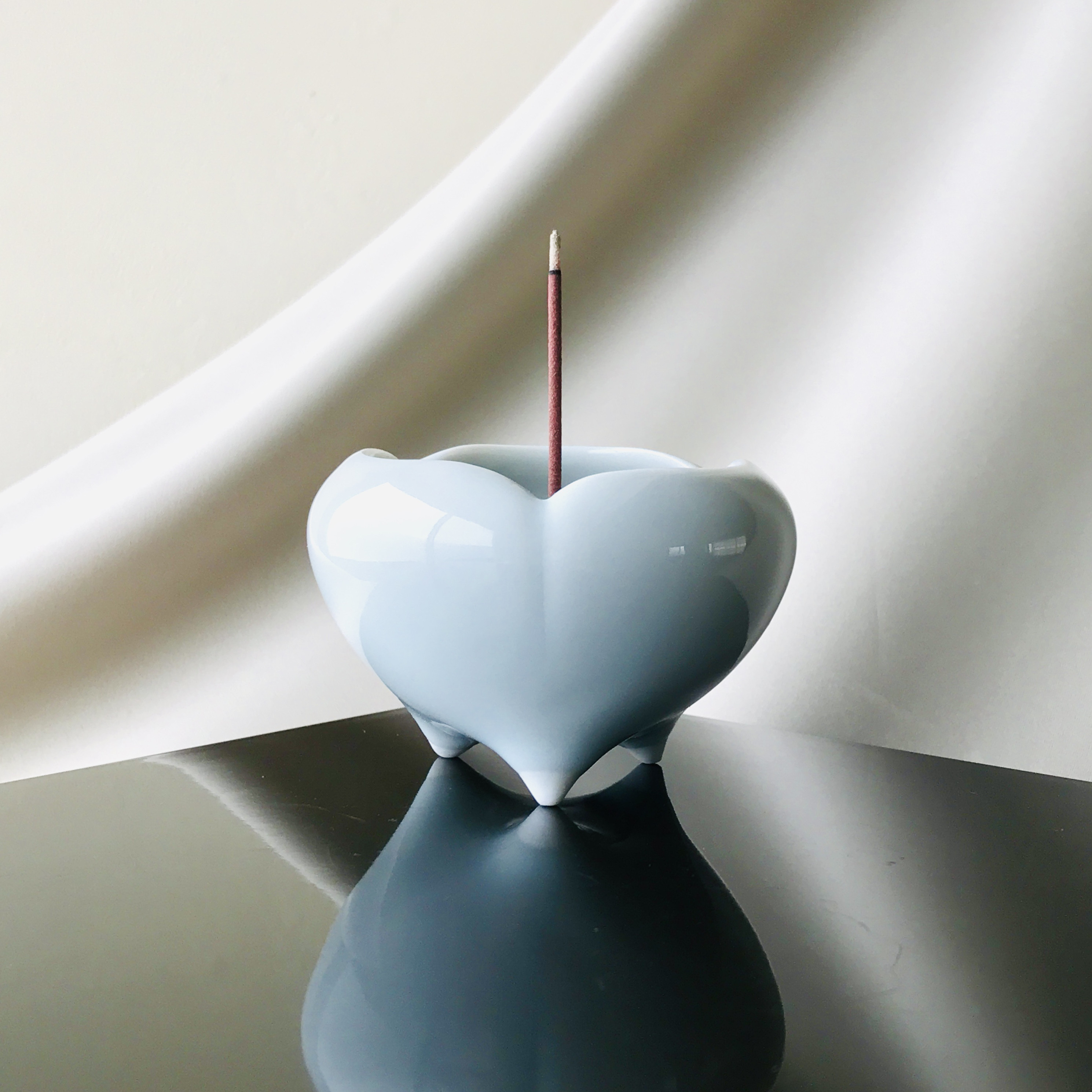 白磁香炉　加茂本阿弥　＜香立て・お線香立て・三つ足＞　　胴径　８.３㎝