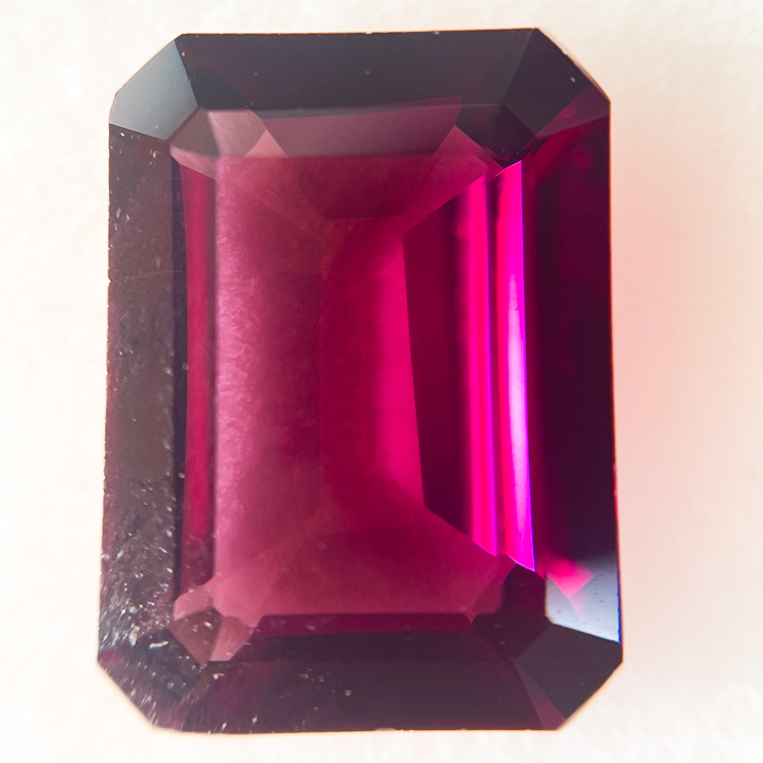色を閉じ込めた矩形 ― ロードライトガーネット 2.418ct