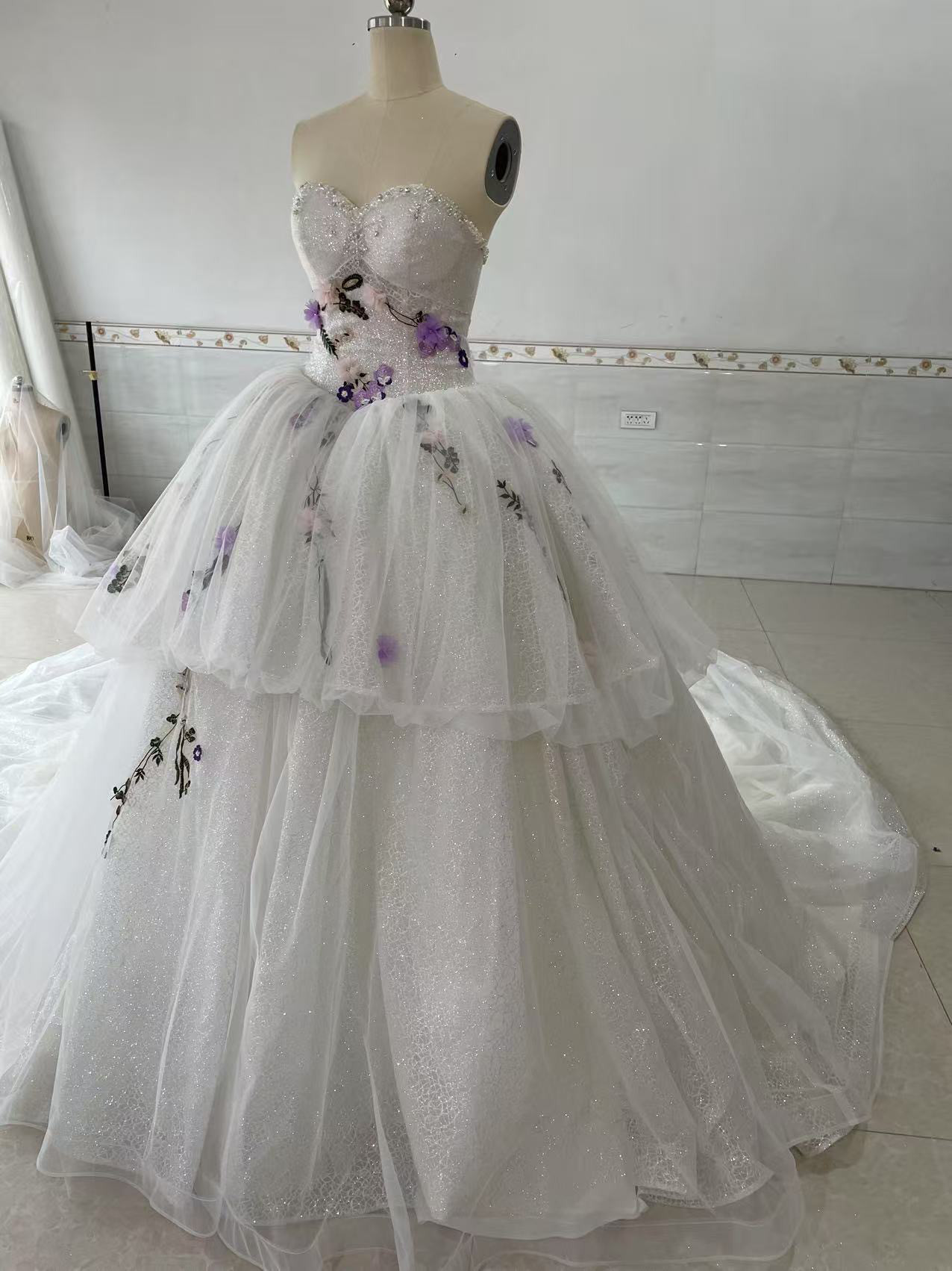 キラキラ　多層チュール　白　可憐な刺繍　ラベンダー色レース　チューブトップ　編み上げ　コンテスト衣装ステージ音楽会演奏会