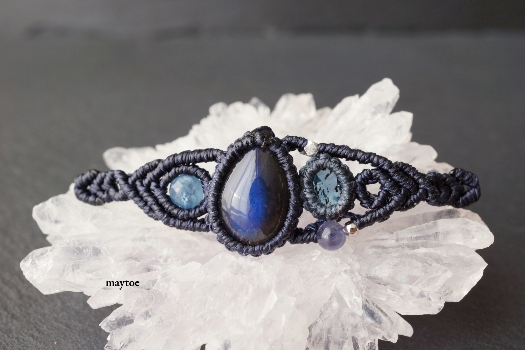 宝石質ブラックラブラドライト＆インディゴブルーカイヤナイトの一点物マクラメブレスレット - 深海 -