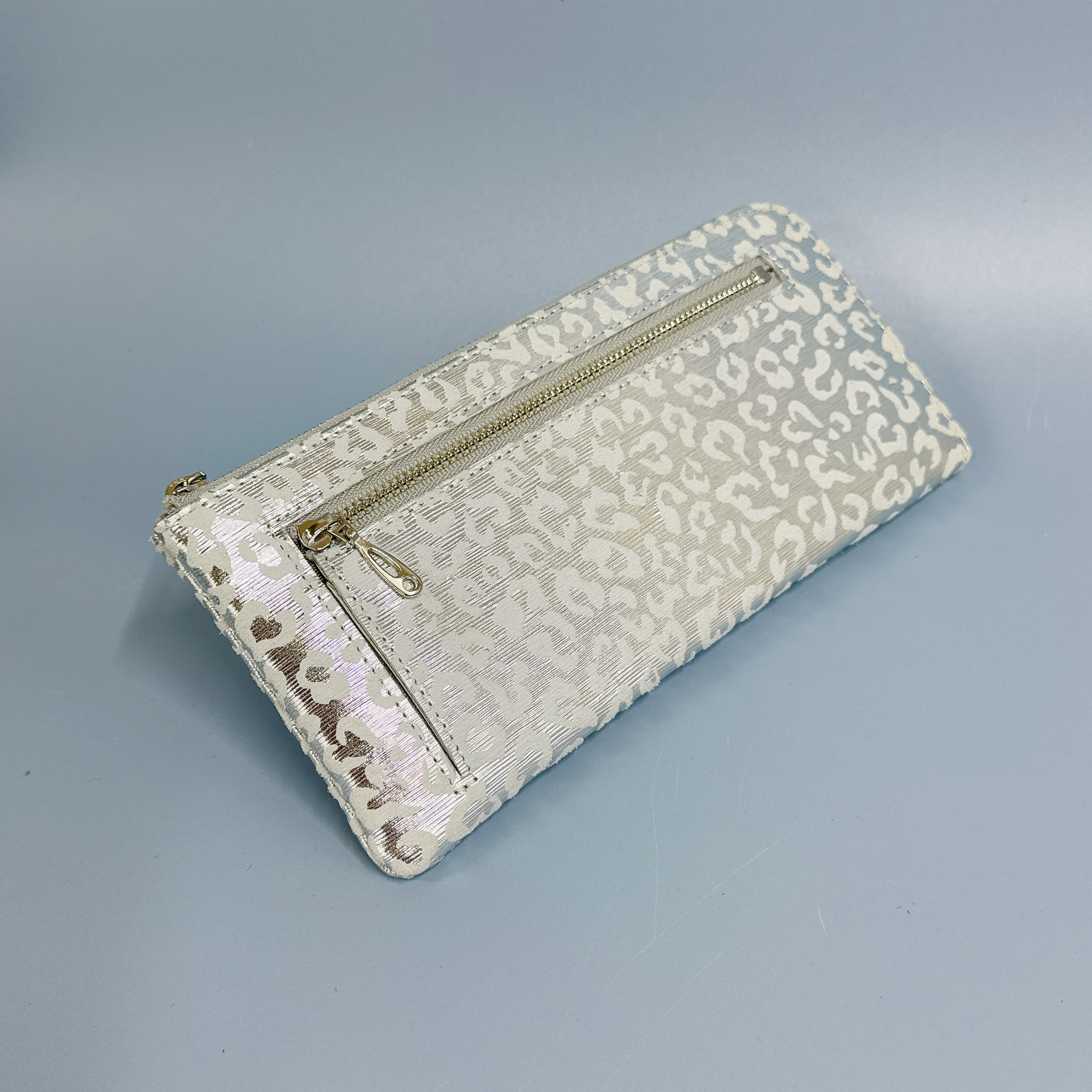 "NEW" 薄くて軽いL字長財布 24枚カードポケット ゴートヒョウ柄 シルバー