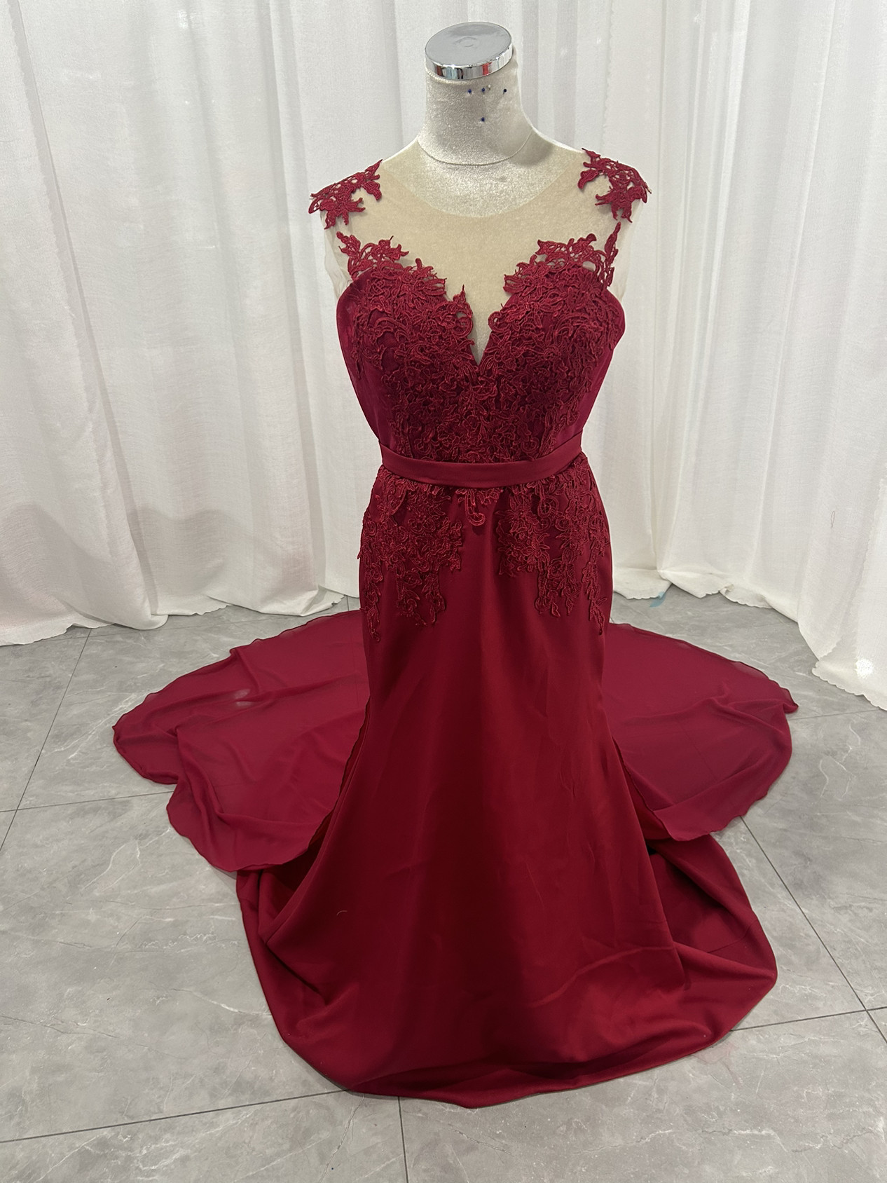 人気上昇！ビビッドピンク  魅惑の花レース カラードレス 華やかなトレーン  挙式/前撮り/結婚式