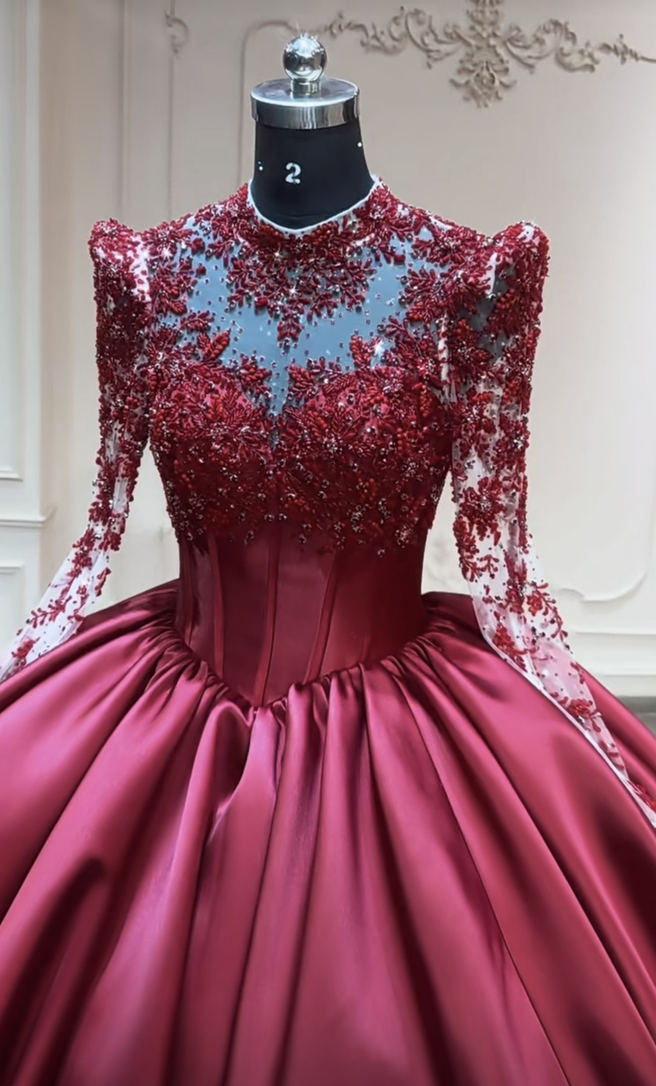 シースルー長袖　高級サテン　イリュージョンネック　プリンセスライン　ワインレッド光沢感お色直し　プリンセスライン背中空き