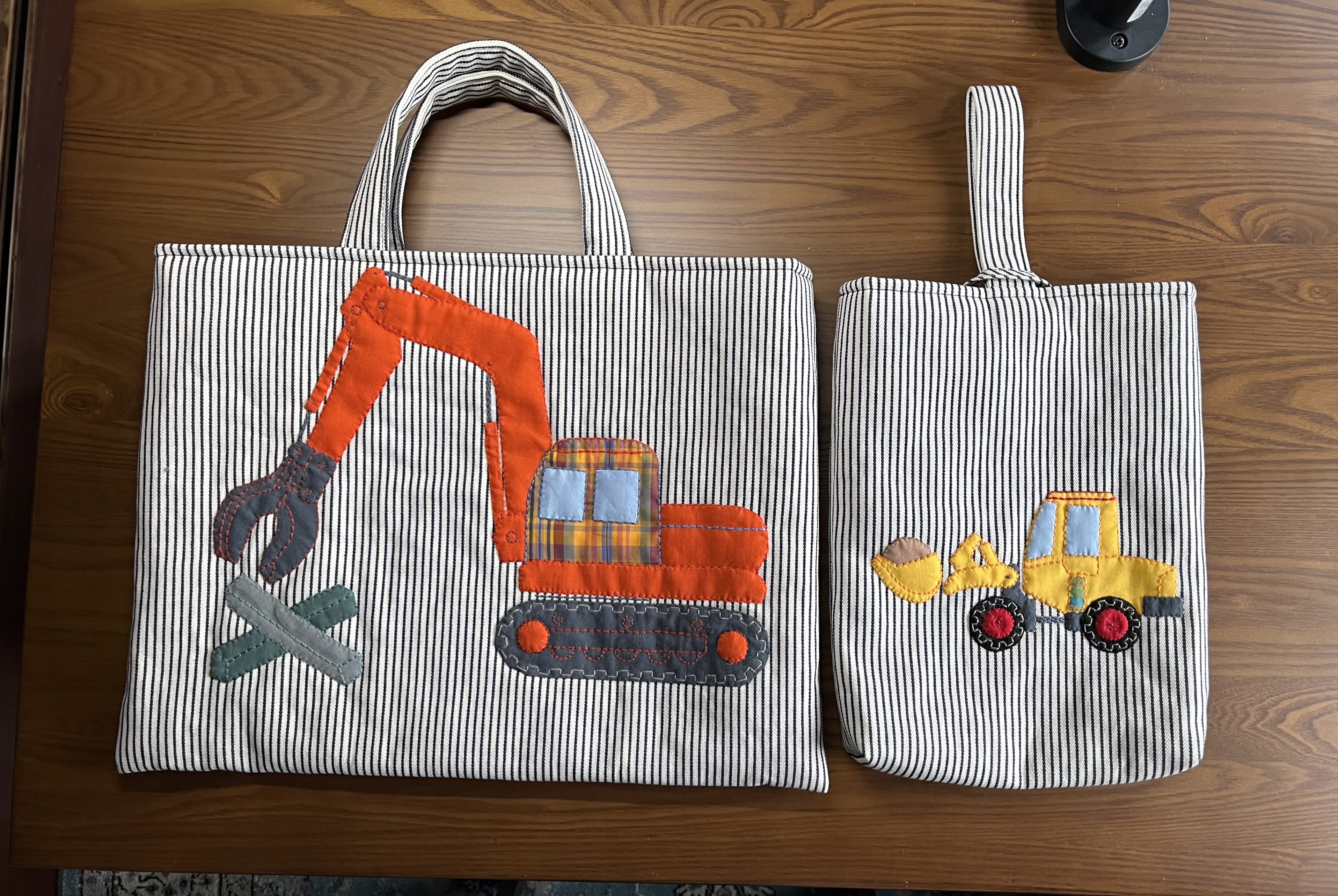 はたらく車シリーズ(ユンボ(ハサミ)、ホイールローダー(小)セット(手刺繍アップリケ)