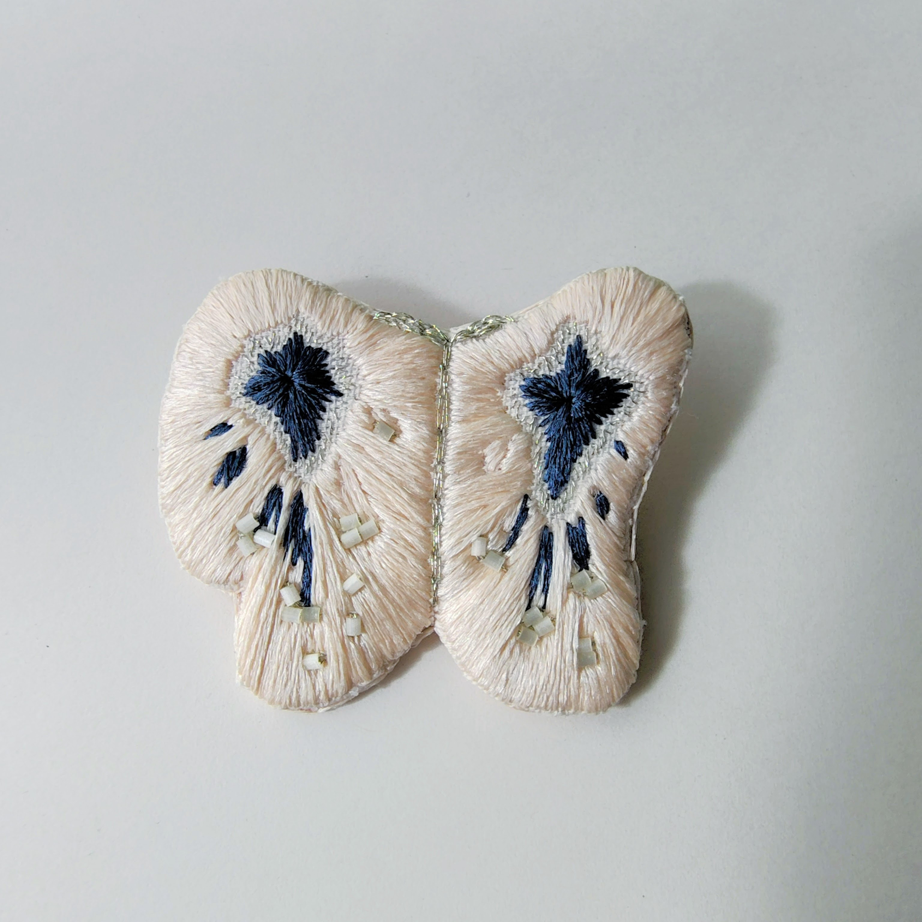 蝶と星の刺繍ブローチ｜シルク糸 草木染ビーズ 手刺繍 大人ナチュラル "道しるべのchoucho”