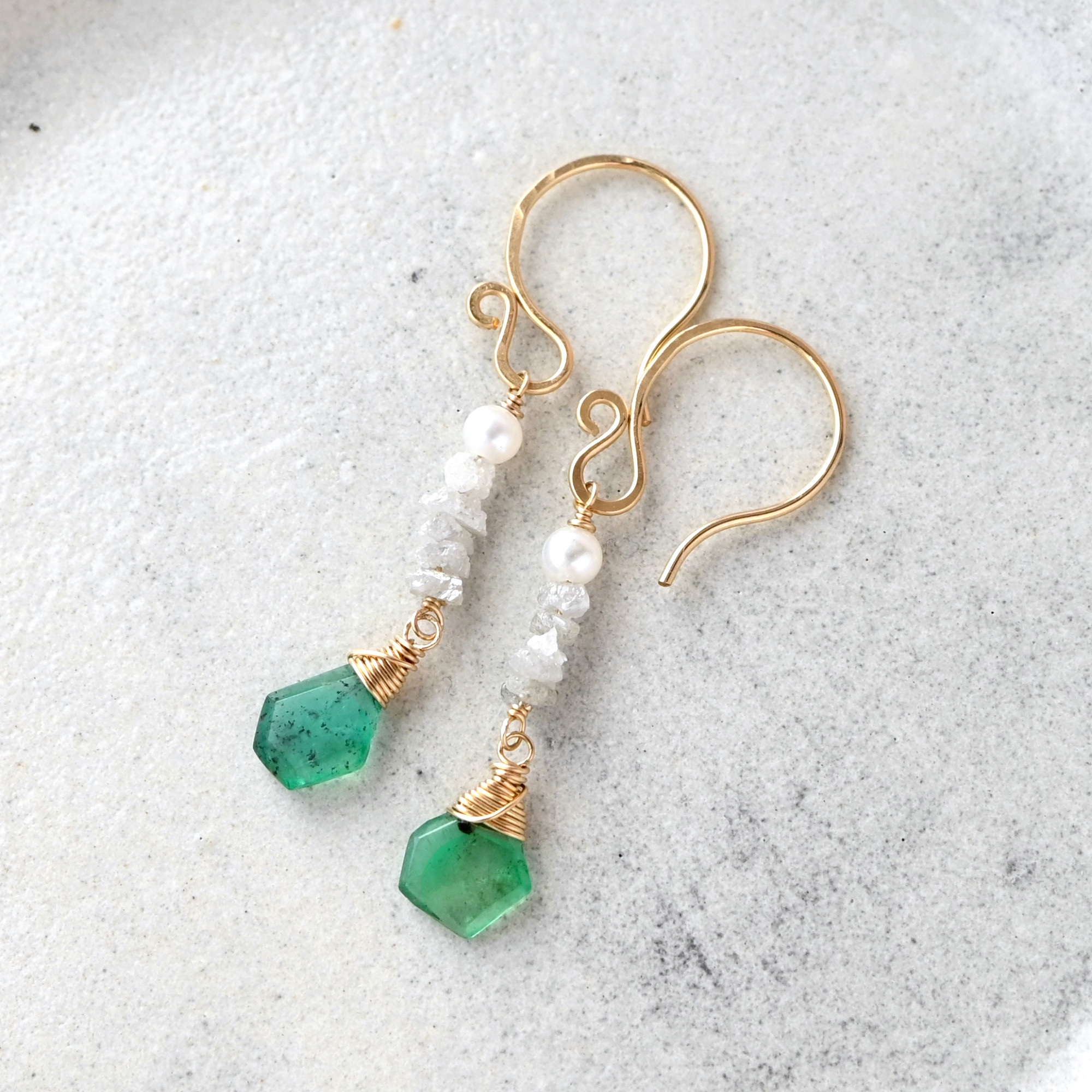 イヤリング変更可/スライスカットエメラルドと原石ダイヤ＆淡水パールのピアス・14kgf