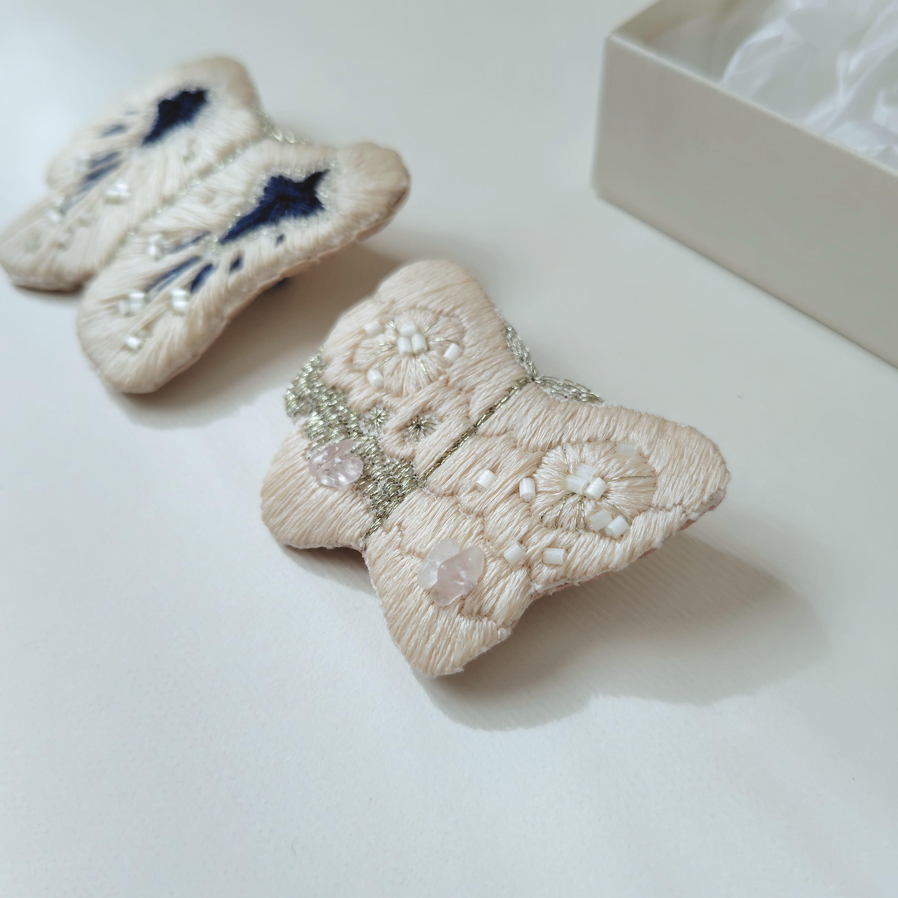 蝶と花の刺繍ブローチ｜シルク糸 天然石 草木染ビーズ 手刺繍 ナチュラル "花咲く choucho"