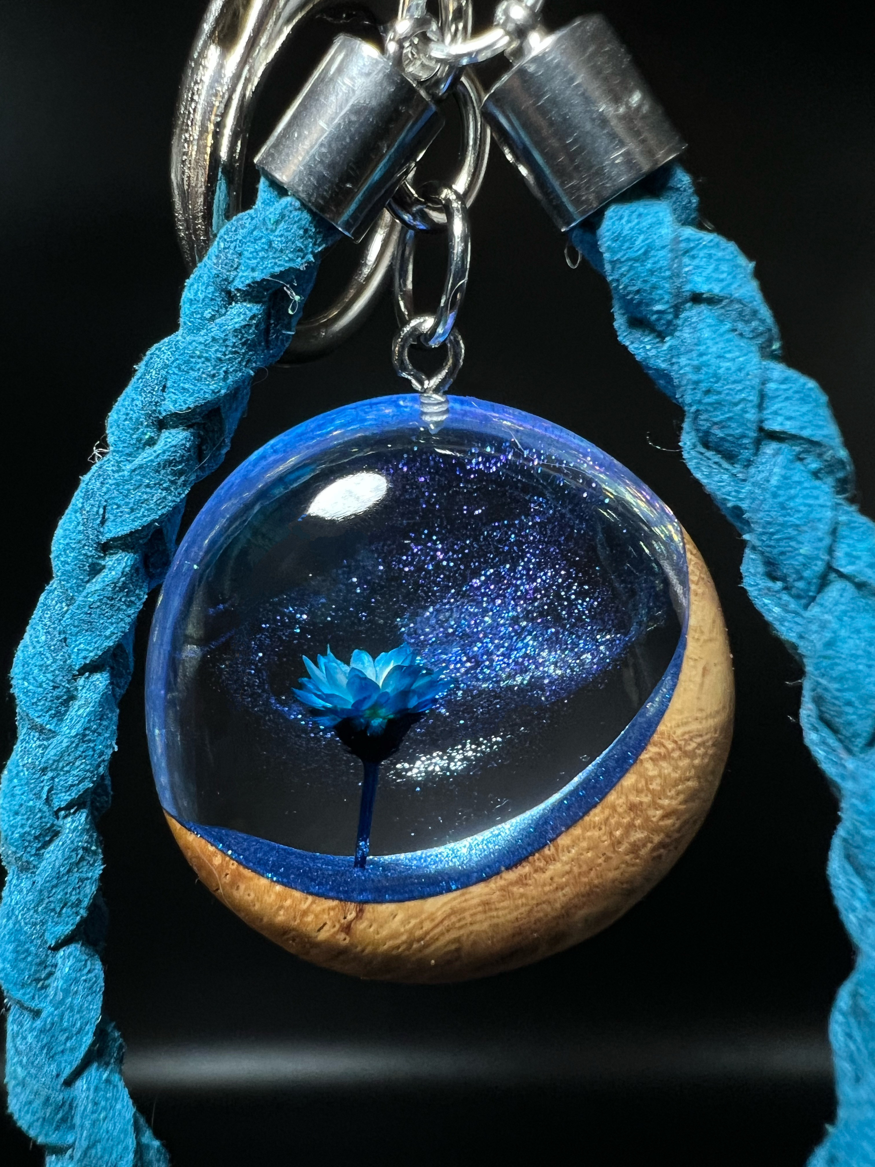 ウッドレジンバッグチャーム・キーホルダー「瑠璃花の月」