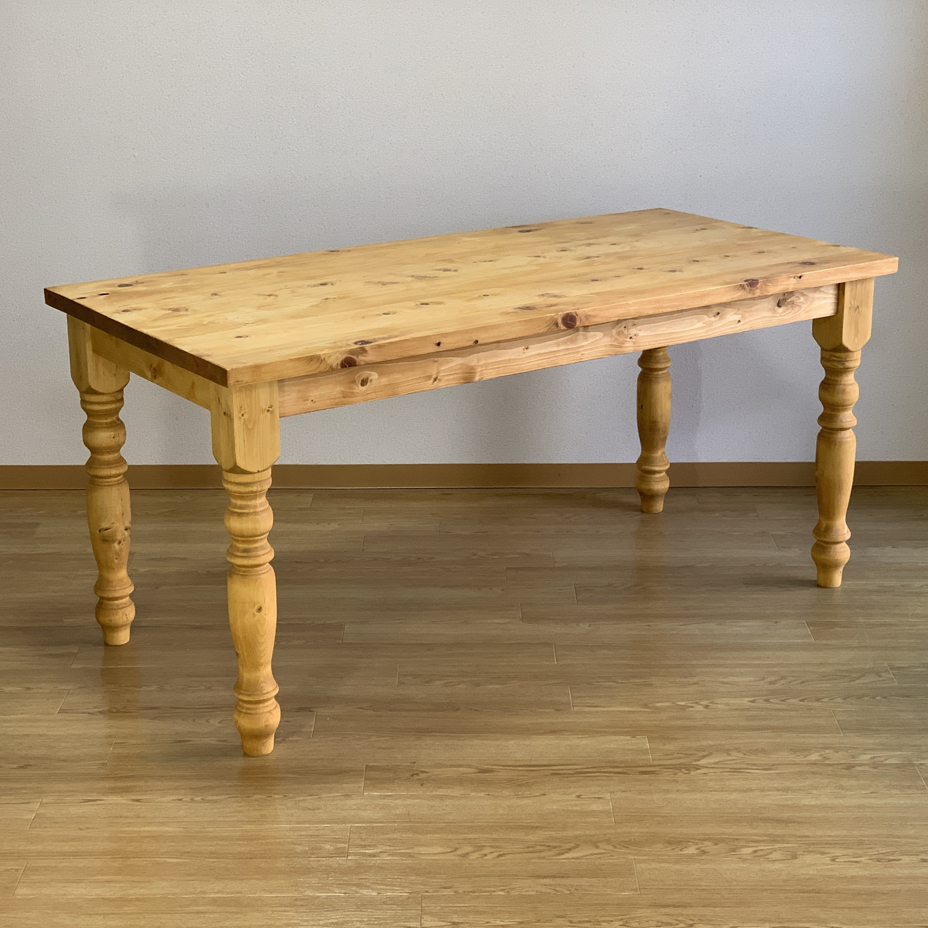 【１４０ｃｍろくろ脚ラスティックダイニングテーブル】　木の温もりが感じられるナチュラルカントリースタイル