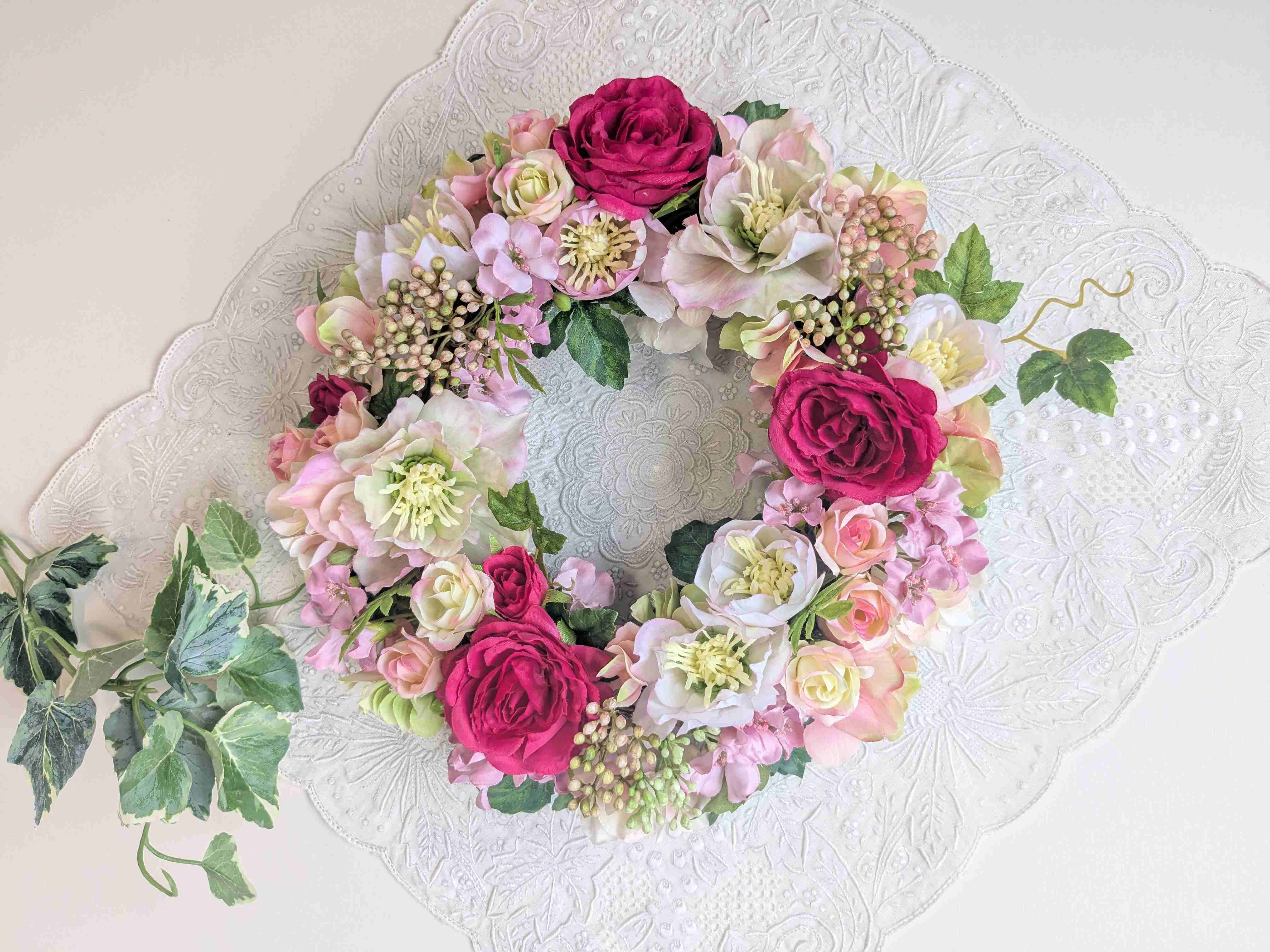 春の訪れ　バラ、クリスマスローズのフラワーリース