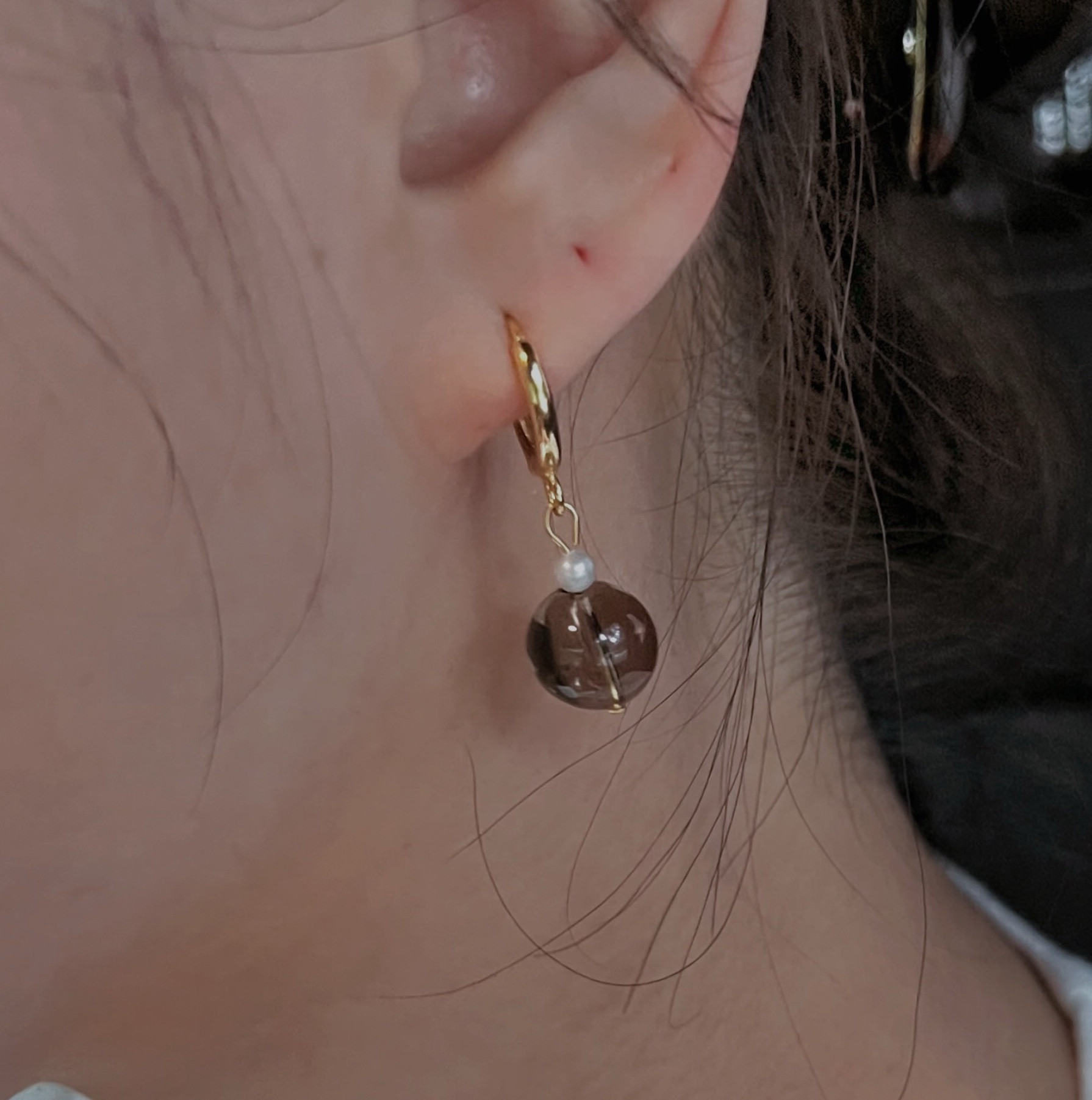 上品なスモーキークォーツ＆淡水パール フープピアス（ドロップ）｜K18ゴールド + シルバー925｜北欧ミニマル