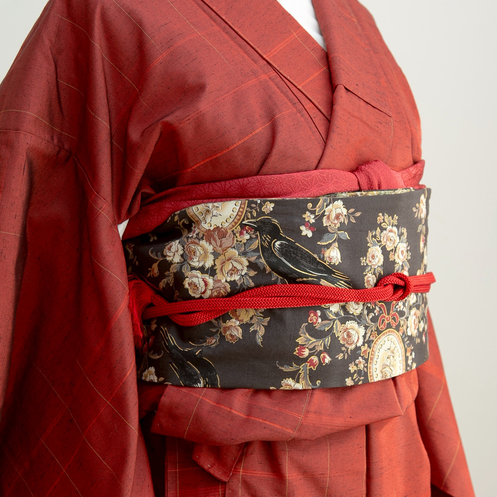 カラスとゴブラン風の花柄半幅帯