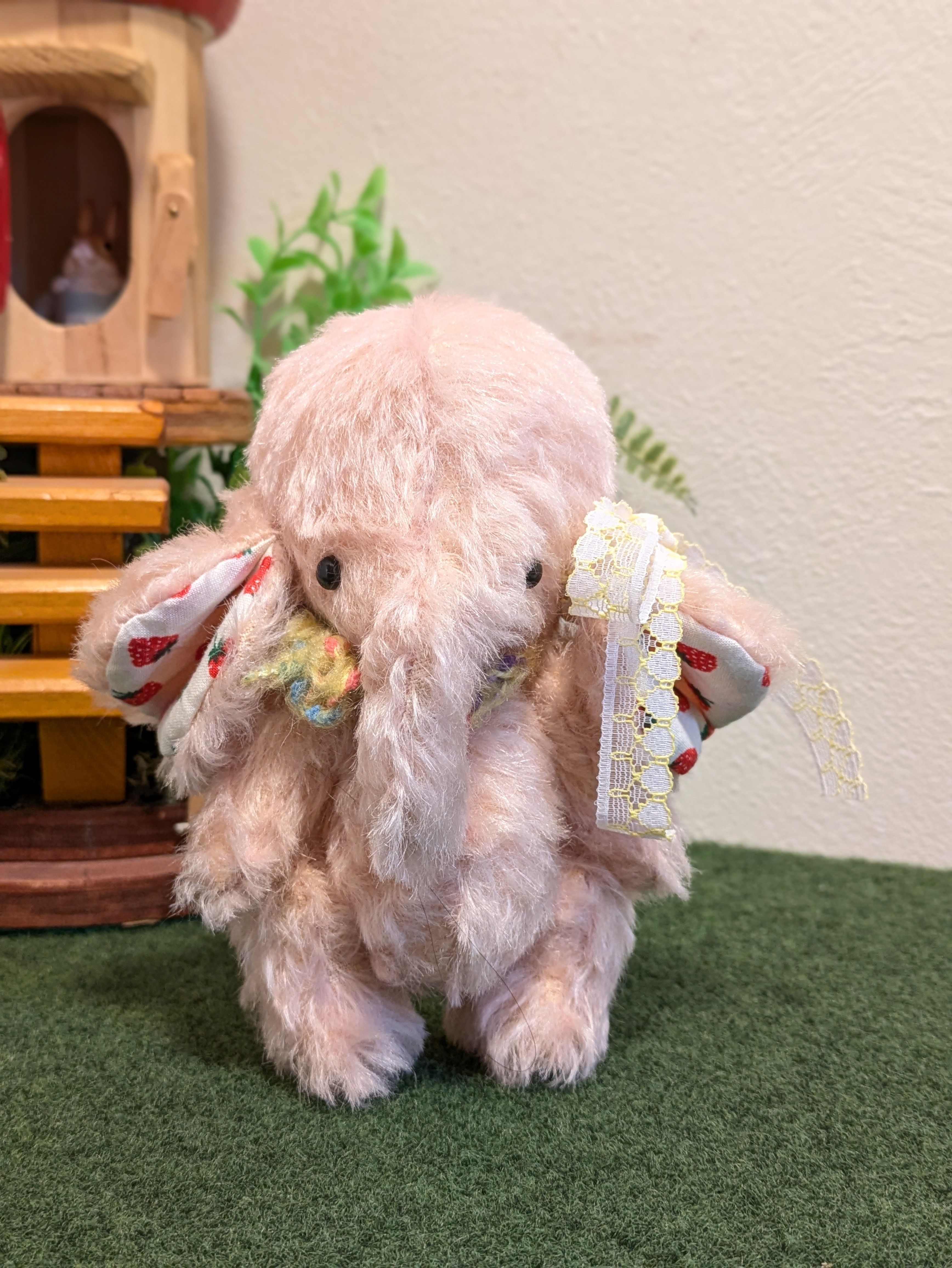 【再販】いちご柄のお耳の淡色ピンクゾウさん｜ドイツ製モヘアのぬいぐるみ（約15cm）