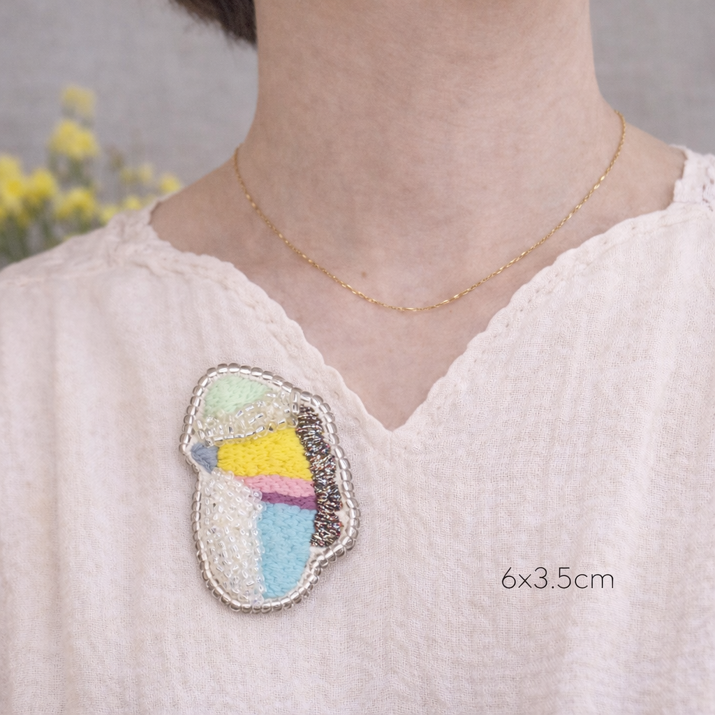手刺繍ブローチ　TORI