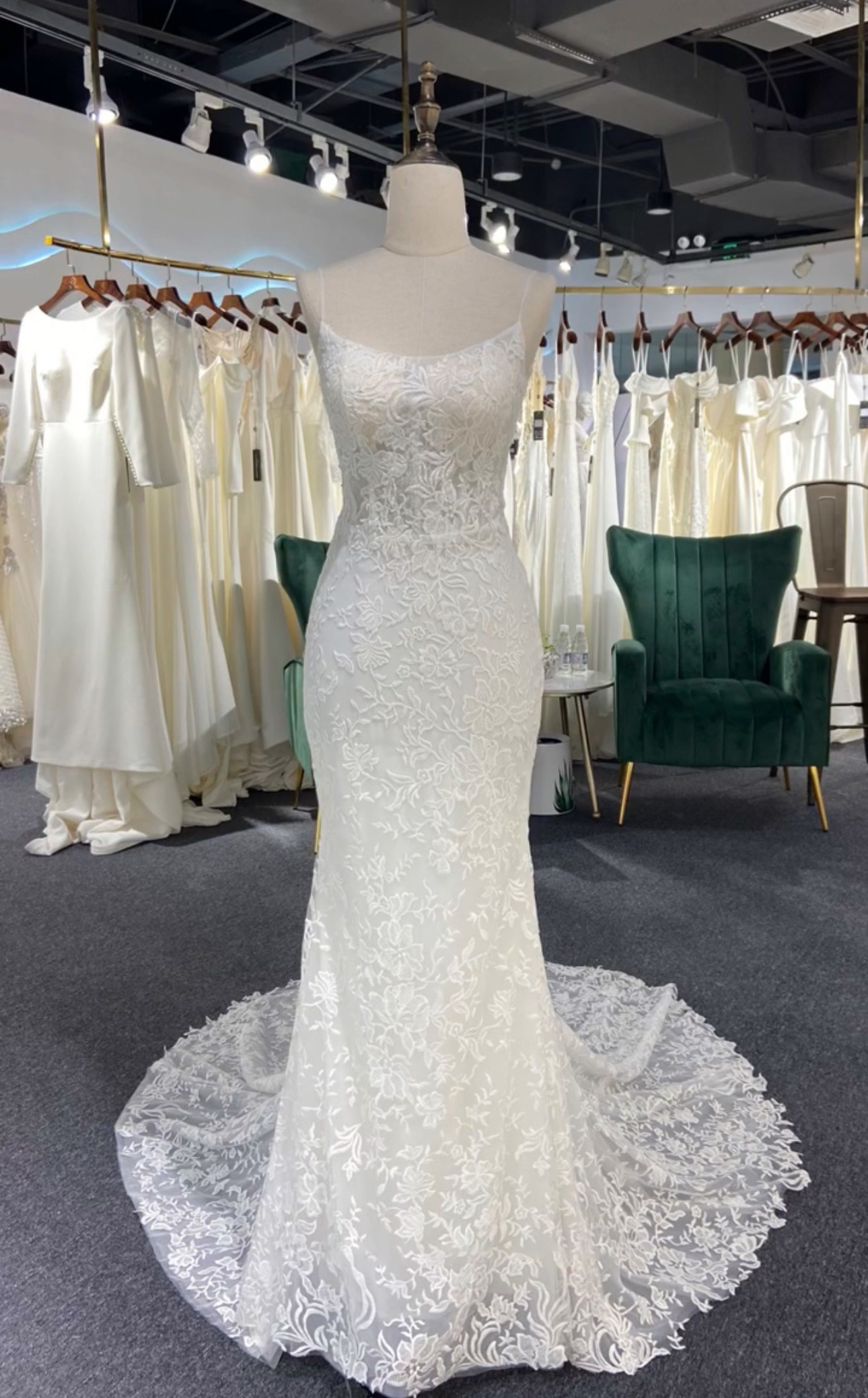 咲き誇る花刺繍　フラワー　スレンダーライン　タイトスカート　痩せて見える　優雅　白　ウェディングドレス　花柄モチーフ挙式